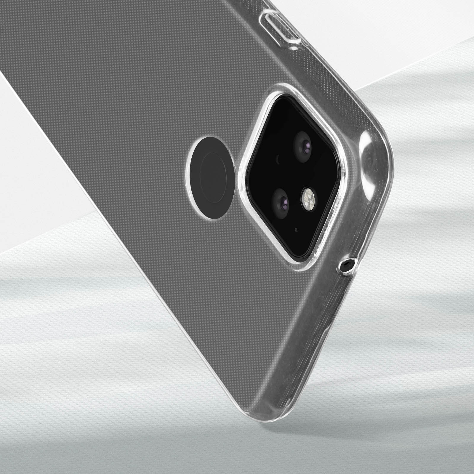 Un primo piano di un telefono con una custodia trasparente. La fotocamera e il flash sono visibili.