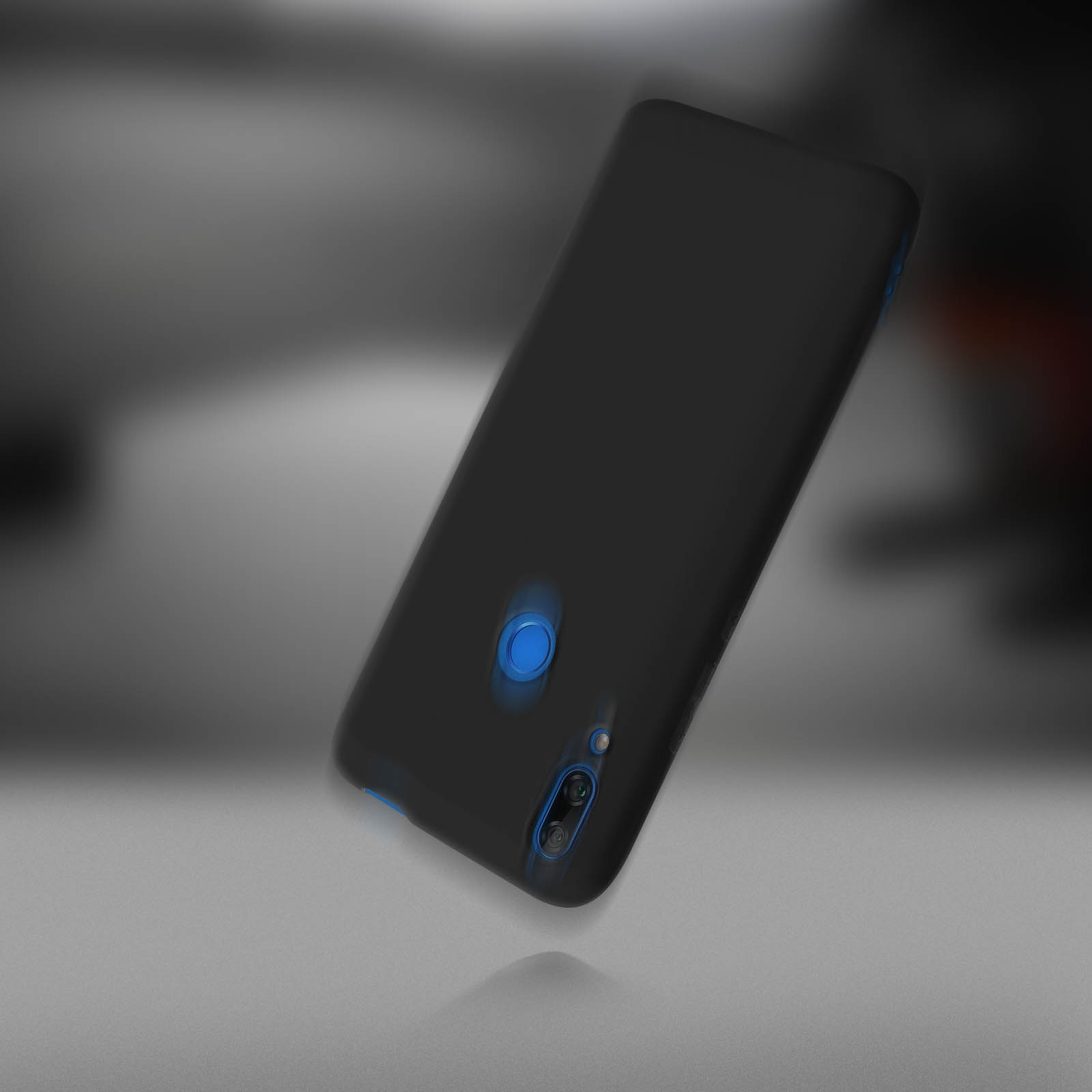 Custodia per telefono nera con cerchio della fotocamera blu e sensore di impronte digitali blu. Sfondo sfocato.