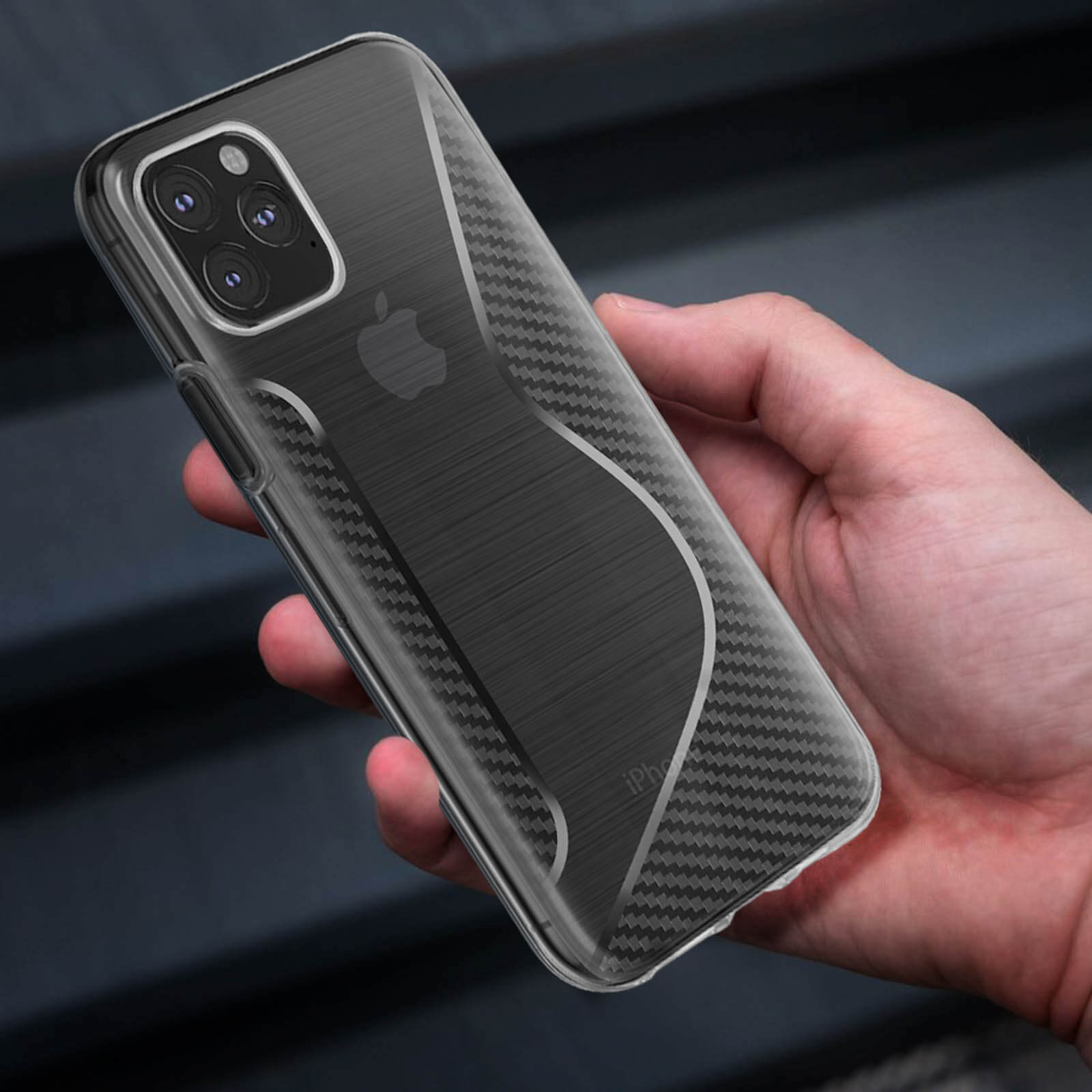Mano che tiene una custodia trasparente con design in fibra di carbonio, iPhone visibile.