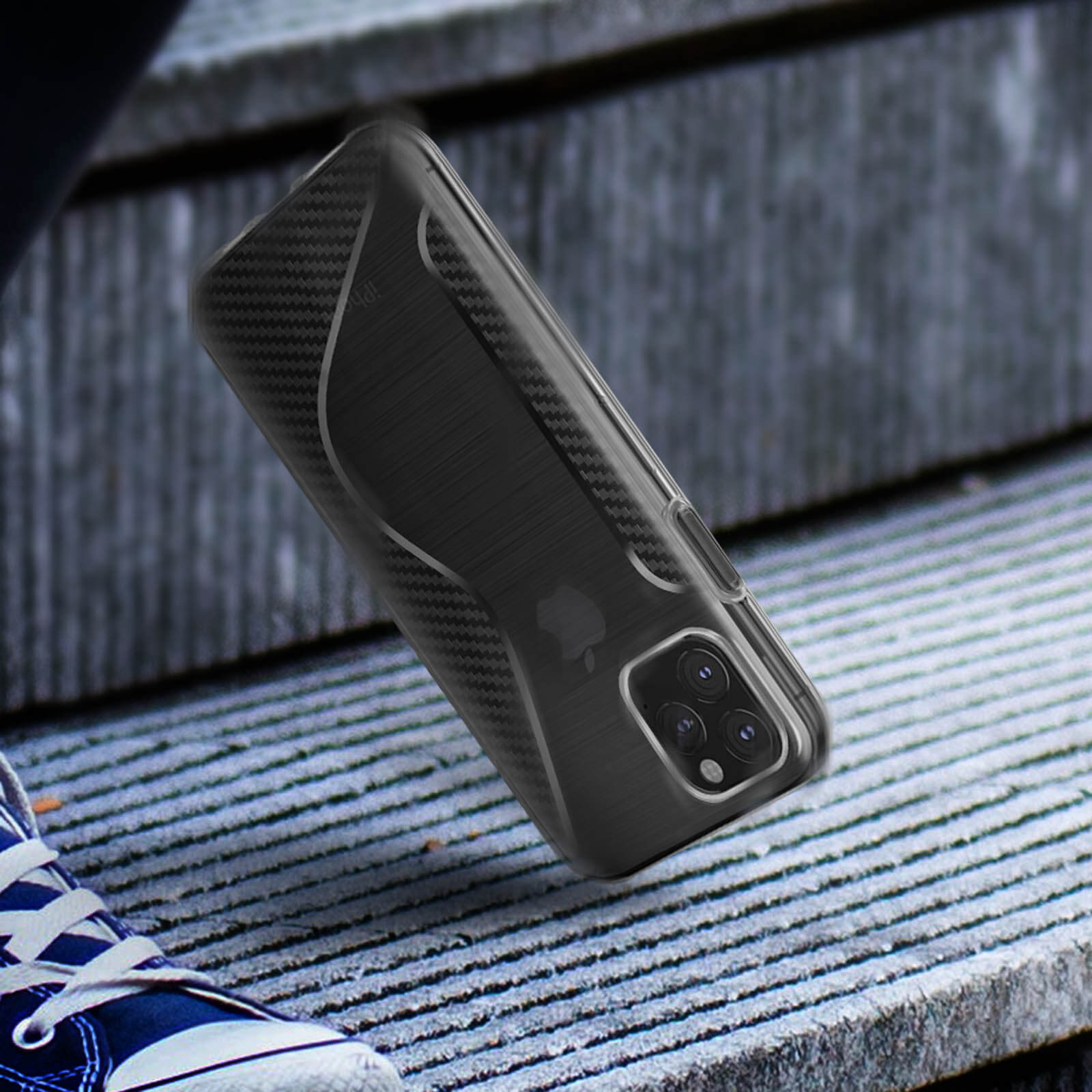 Una custodia per telefono nera e grigia su una superficie di legno. La custodia ha una fotocamera e un design curvo.