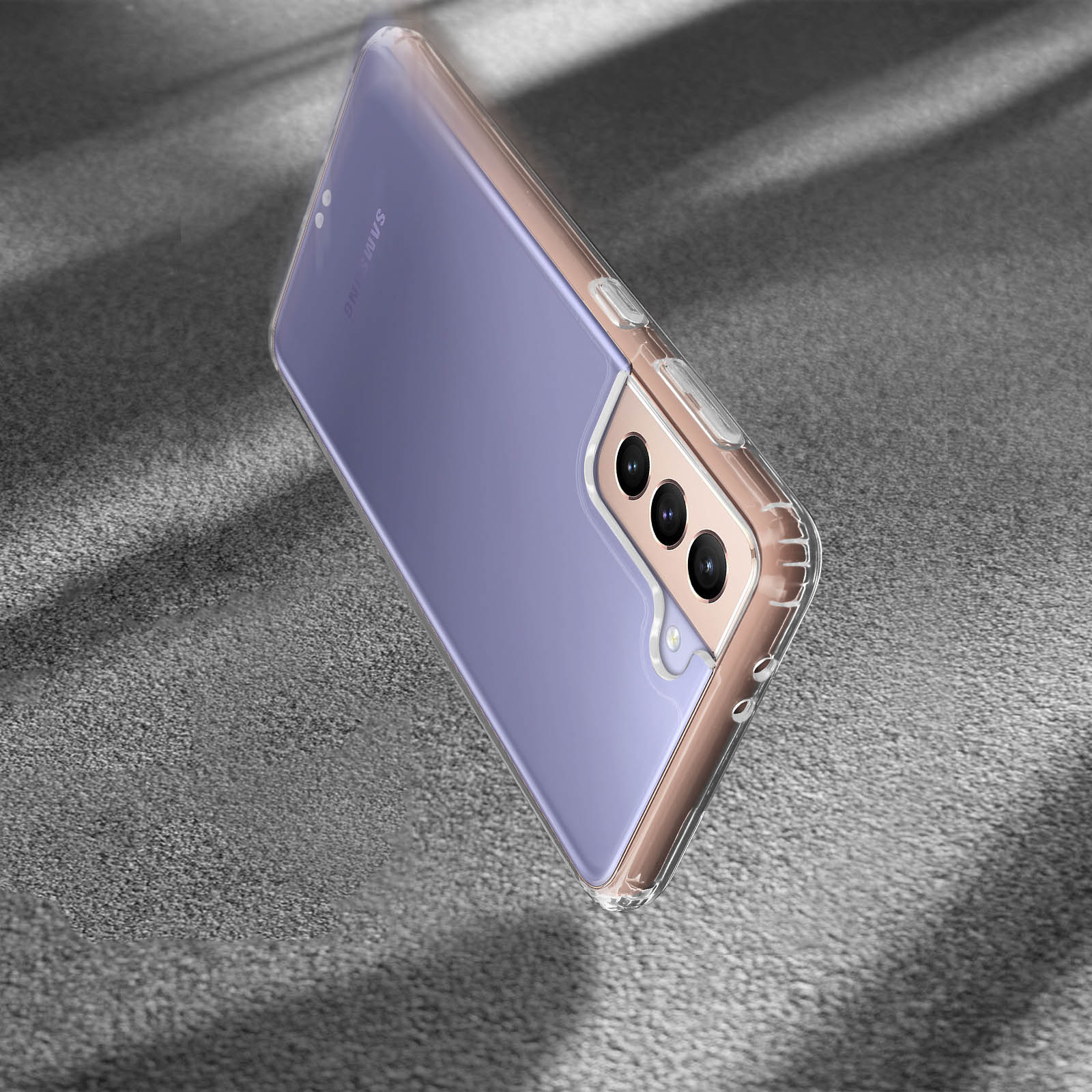 Una custodia trasparente su un telefono viola.