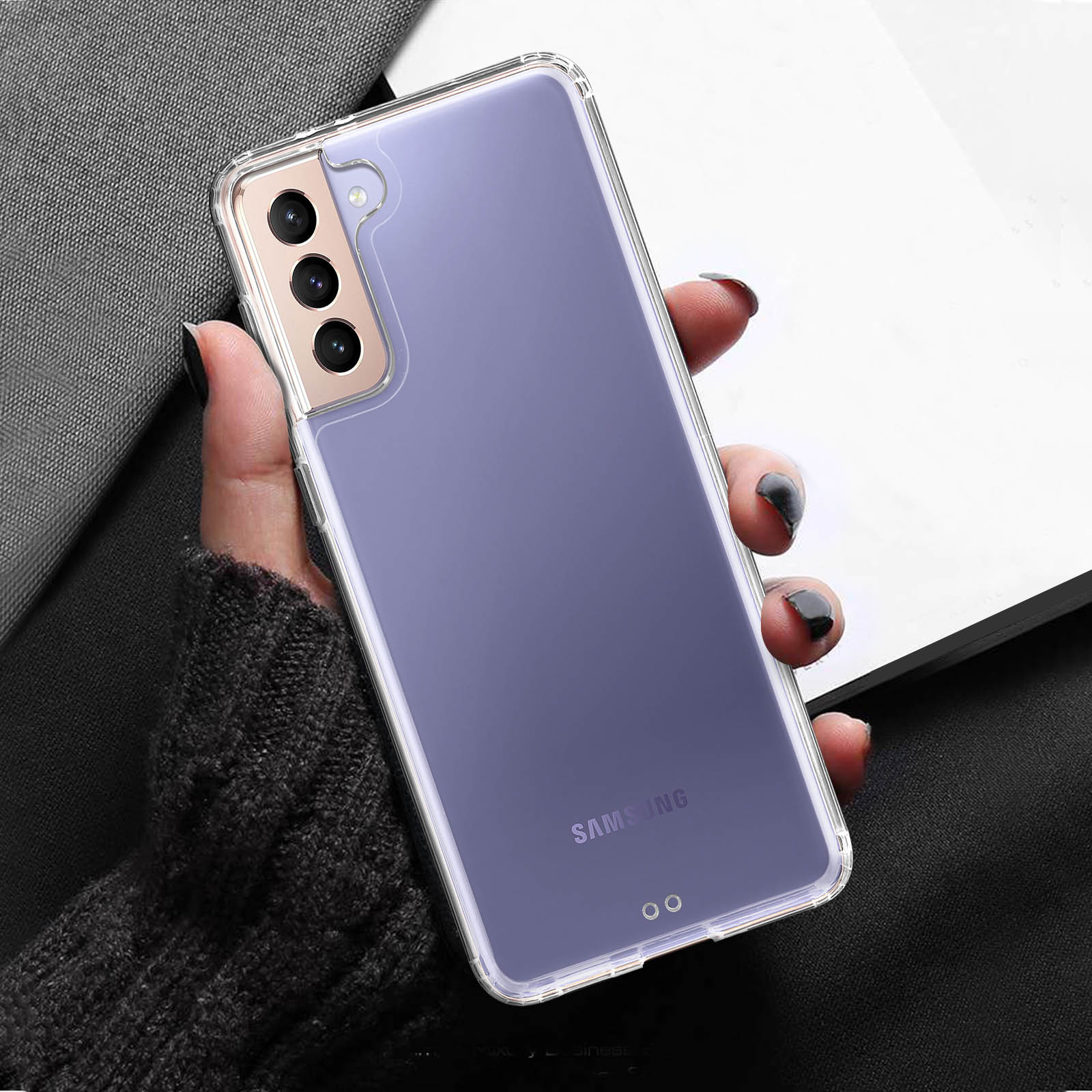 Mano che tiene un telefono Samsung con custodia. Il telefono ha tre obiettivi e il logo Samsung.