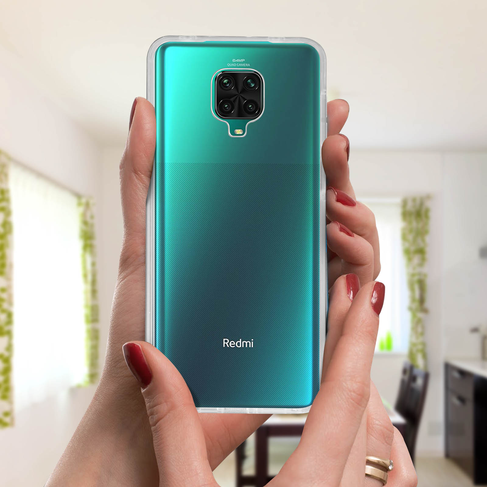 Un telefono in una custodia trasparente tenuto in mano, che mostra il retro con una sfumatura verde.