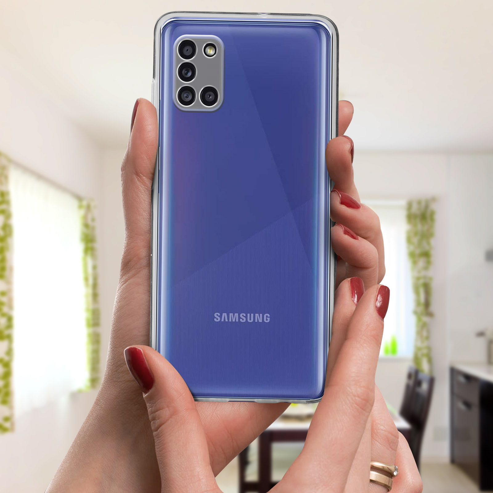 Mains d'une femme tenant un téléphone Samsung dans une coque transparente, montrant l'arrière.
