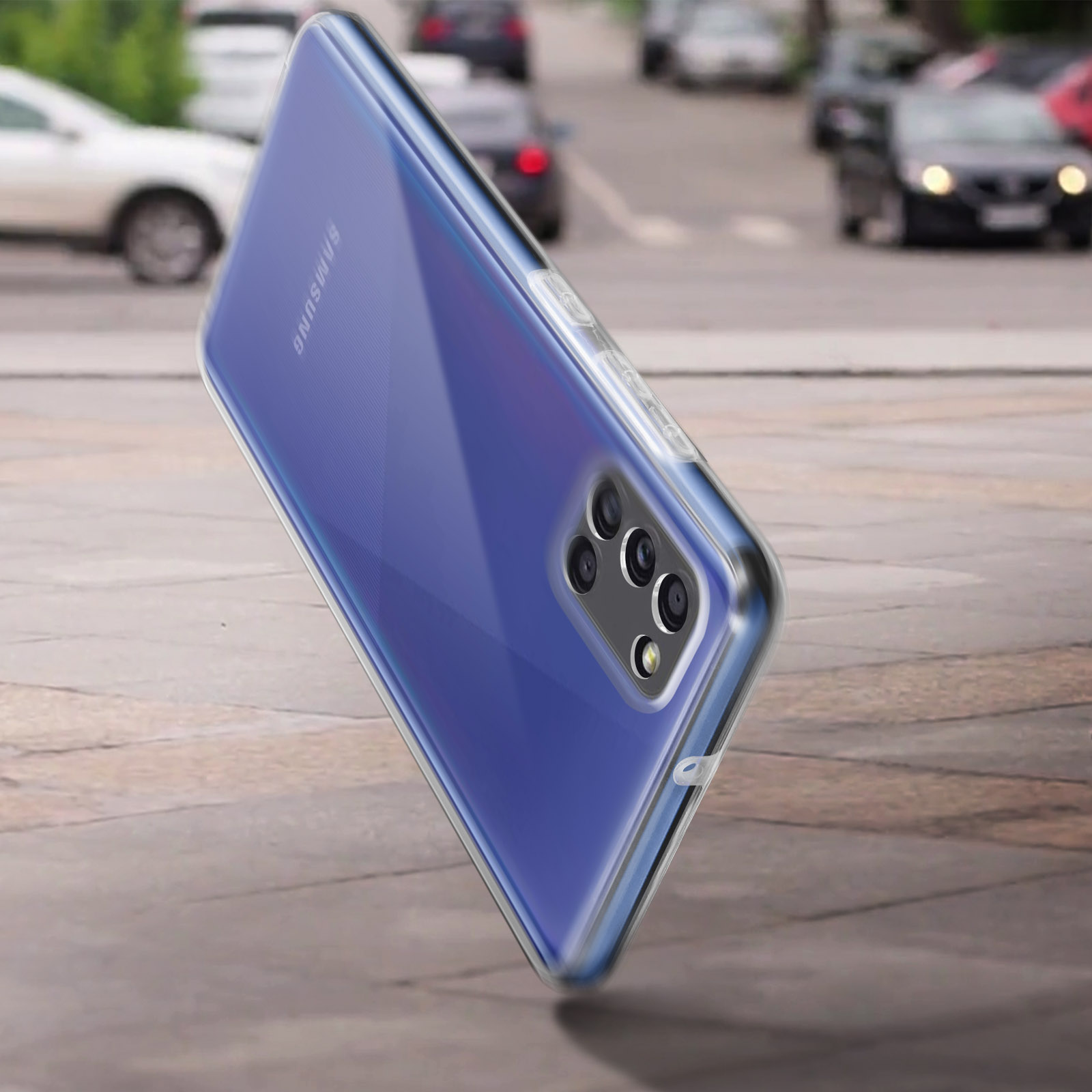 Coque de téléphone bleue avec caméra, posée sur un trottoir, arrière-plan flou.