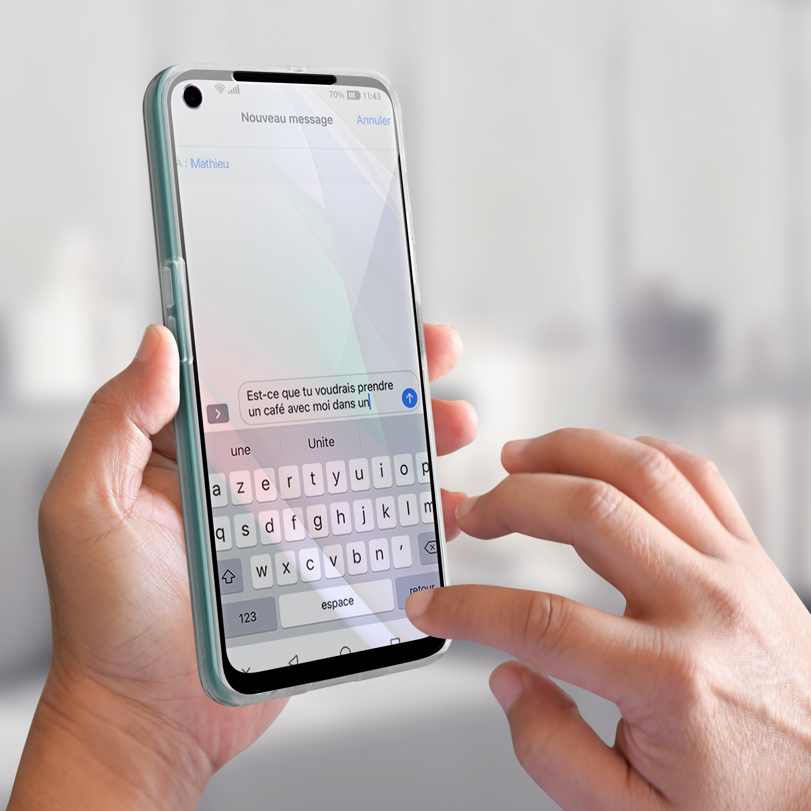 Eine Hand hält ein Telefon, das eine Textnachricht zeigt. Der Bildschirm zeigt eine Tastatur. Der Hintergrund ist unscharf.