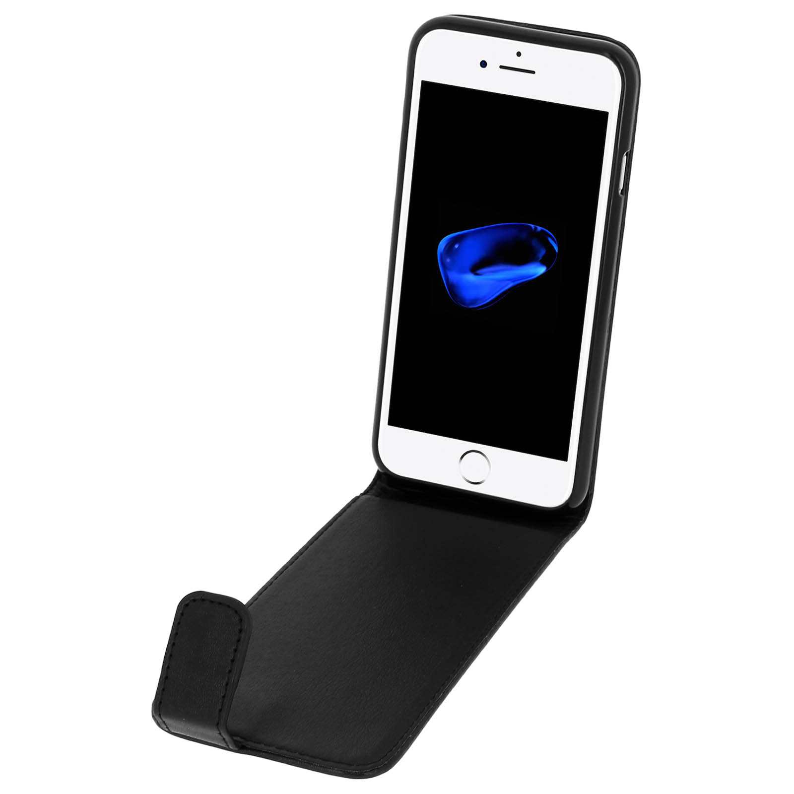 Un telefono nero in una custodia in pelle nera, angolato. Lo schermo del telefono è acceso con un'immagine blu.
