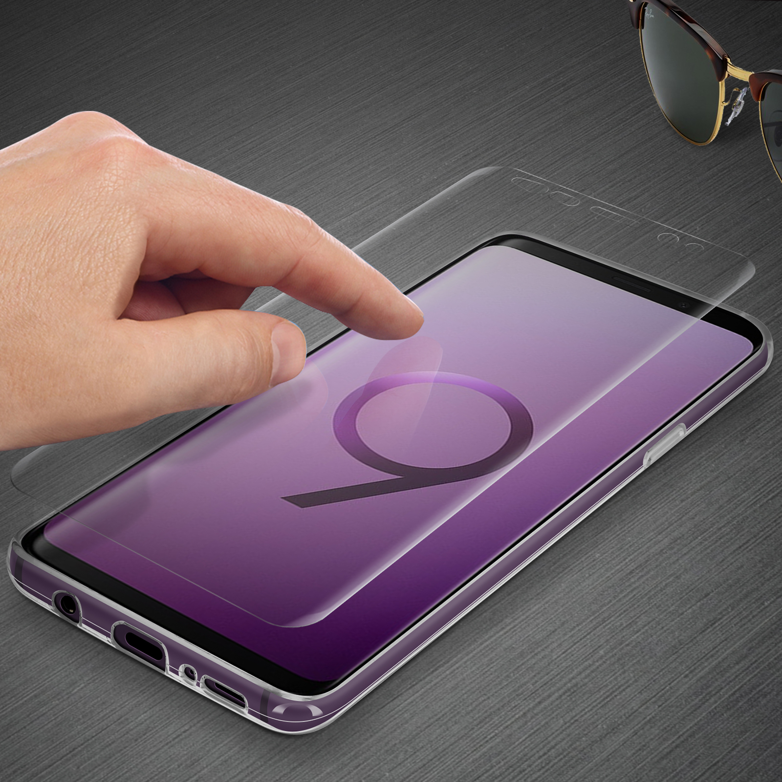 Una mano tocca lo schermo di un telefono con una protezione per lo schermo. La protezione è sul telefono.