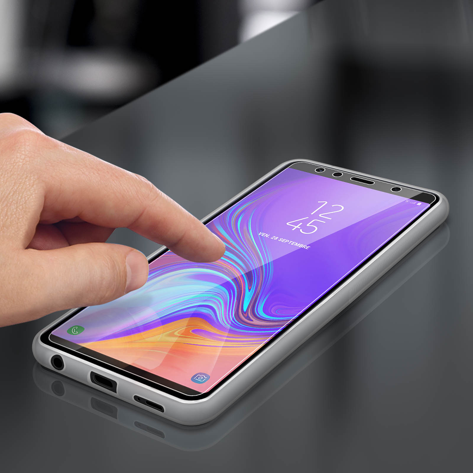 Eine Hand berührt einen Telefonbildschirm mit Schutzglas auf dem Bildschirm.