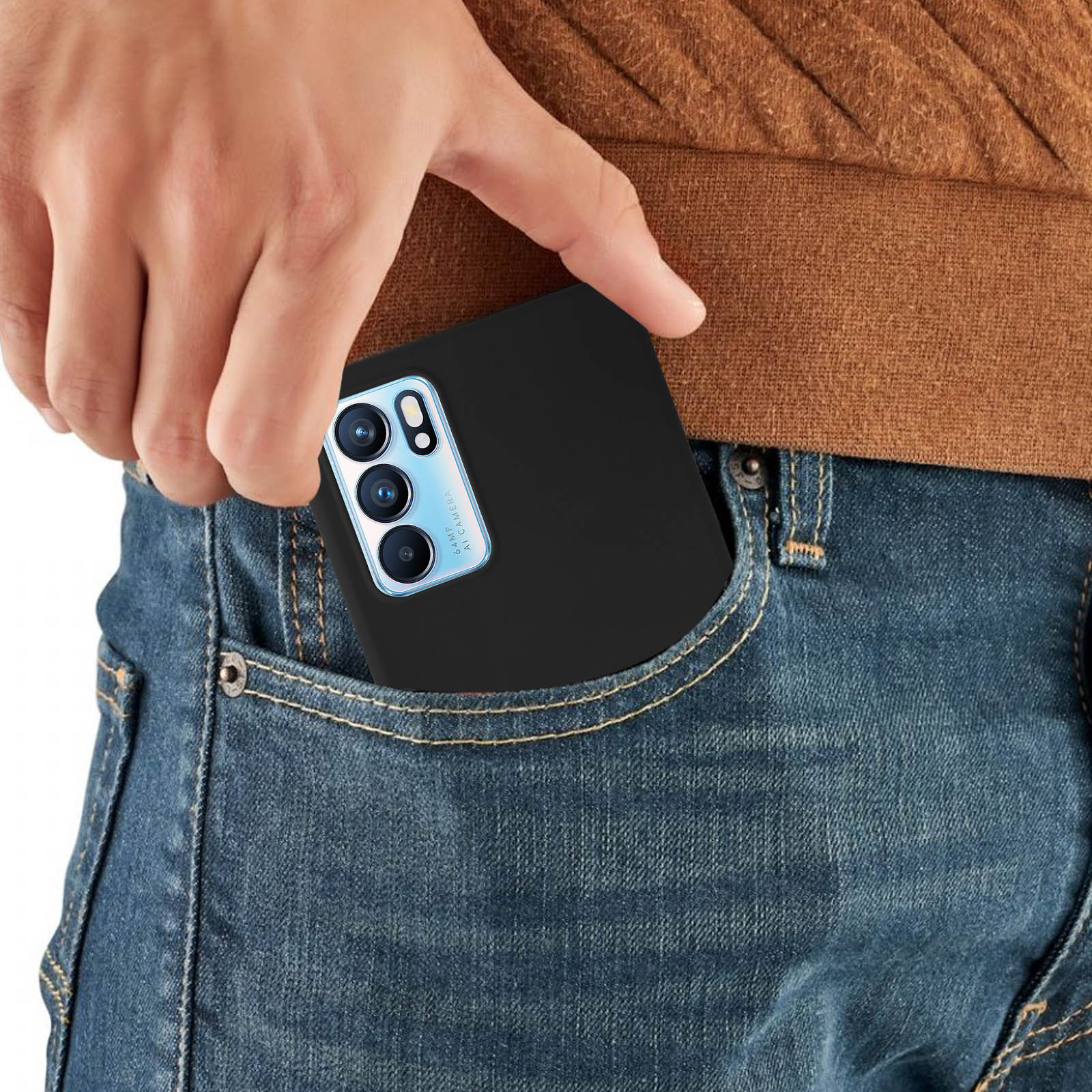 Una mano che mette un telefono nero con fotocamera in una tasca di jeans.