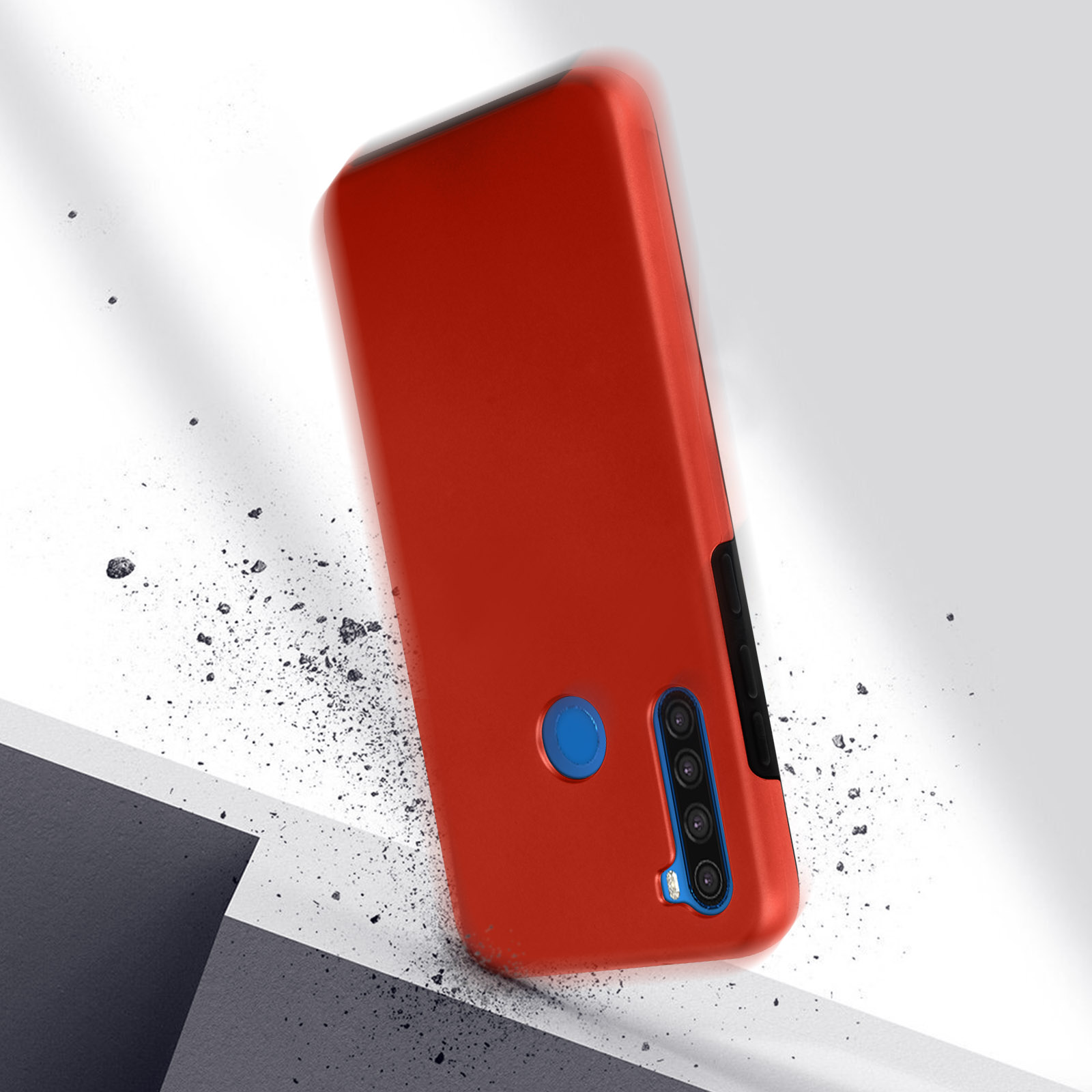 Rode telefoonhoes valt. Klein vuil rondom. Telefoon heeft blauwe camera, zwarte zijkantknop.
