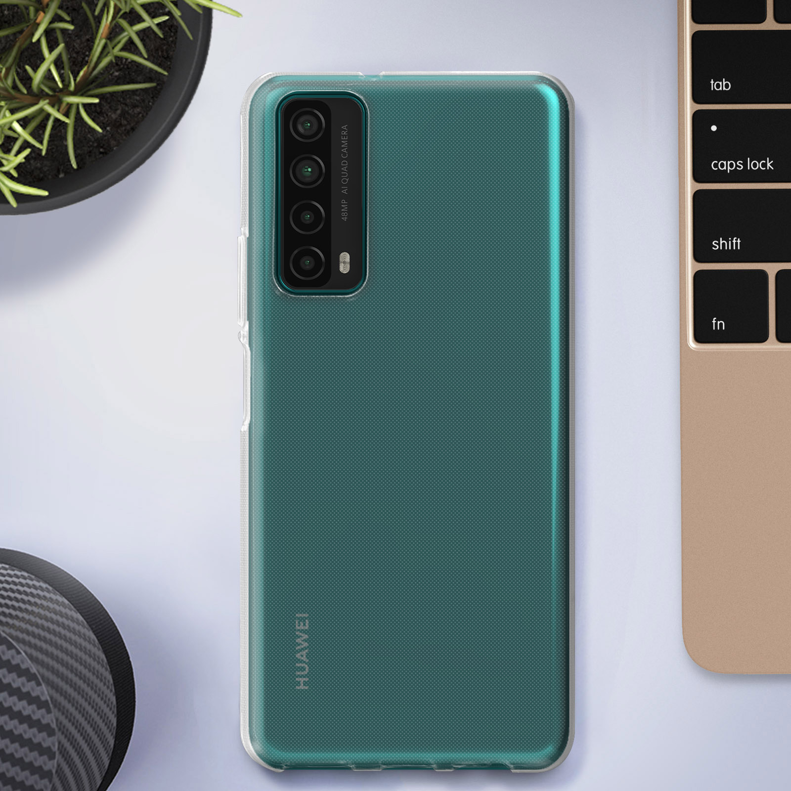 Coque de téléphone verte avec un téléphone sur une surface claire, clavier d'ordinateur portable en arrière-plan.