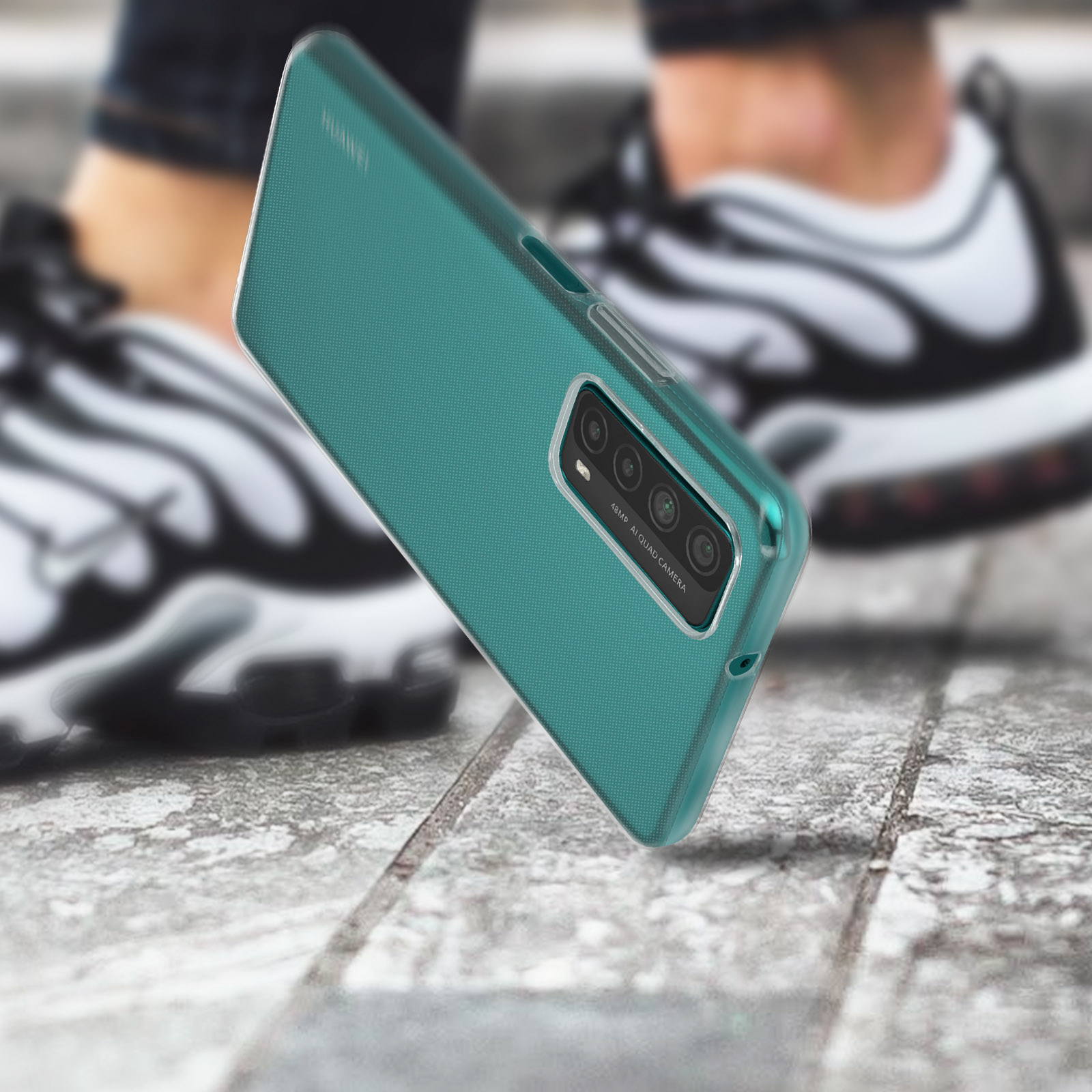 Une coque de téléphone verte est inclinée, obscurcissant partiellement l'arrière-plan des jambes et des baskets.