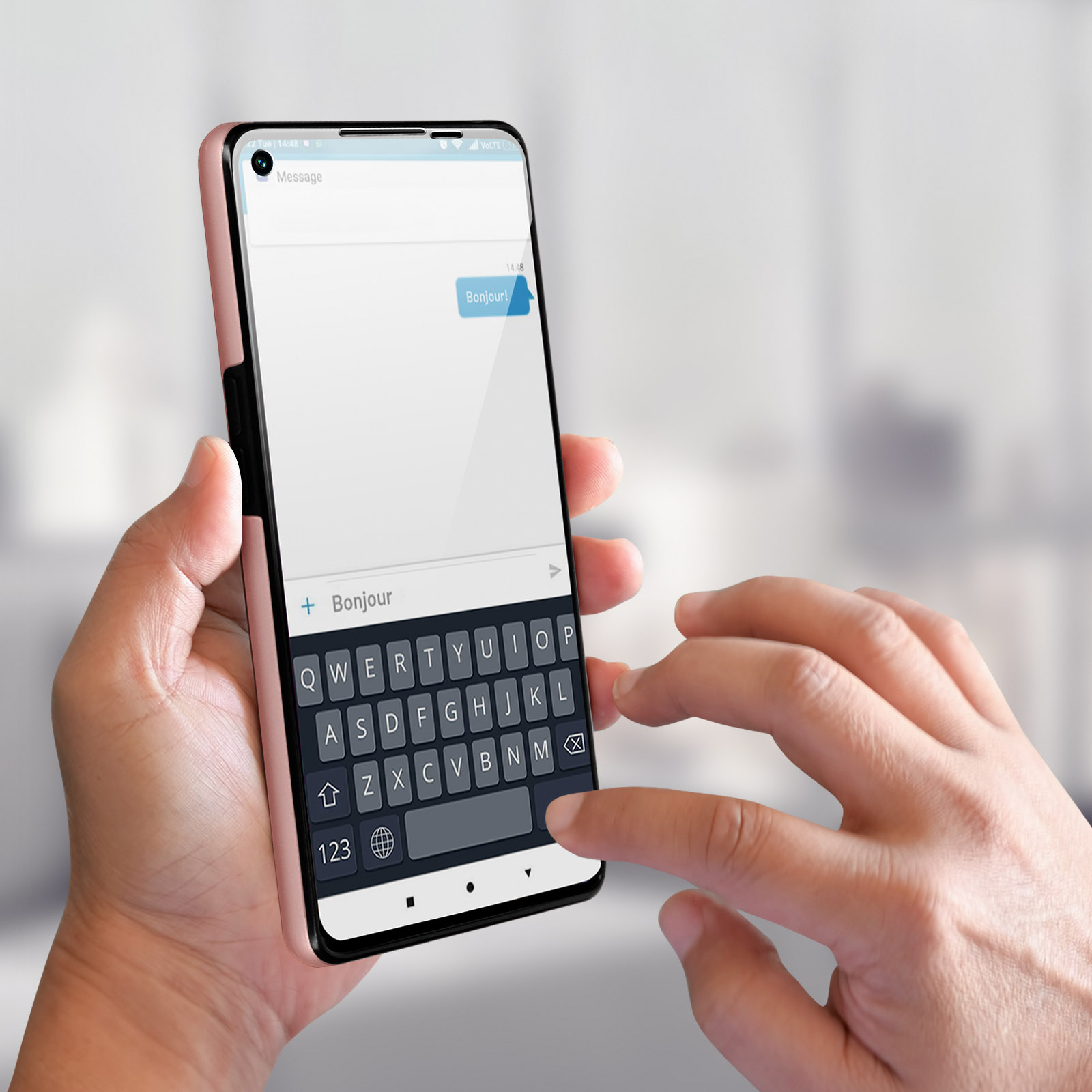 Een persoon die een telefoon vasthoudt met een bericht erop. De telefoon heeft een roze hoes. Het toetsenbord is zichtbaar.