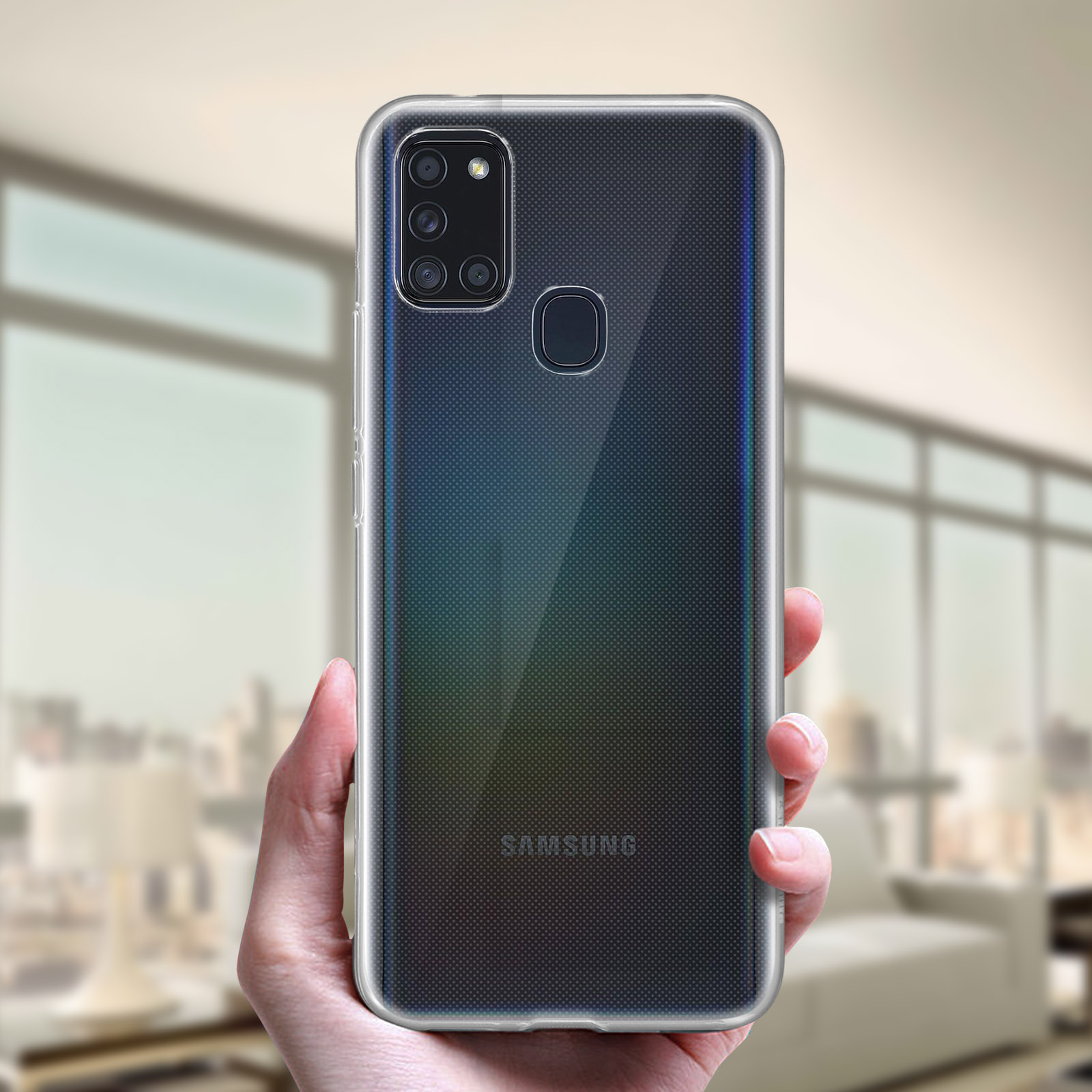 Hand, die ein Telefon mit transparenter Hülle hält, vor verschwommenem Hintergrund.