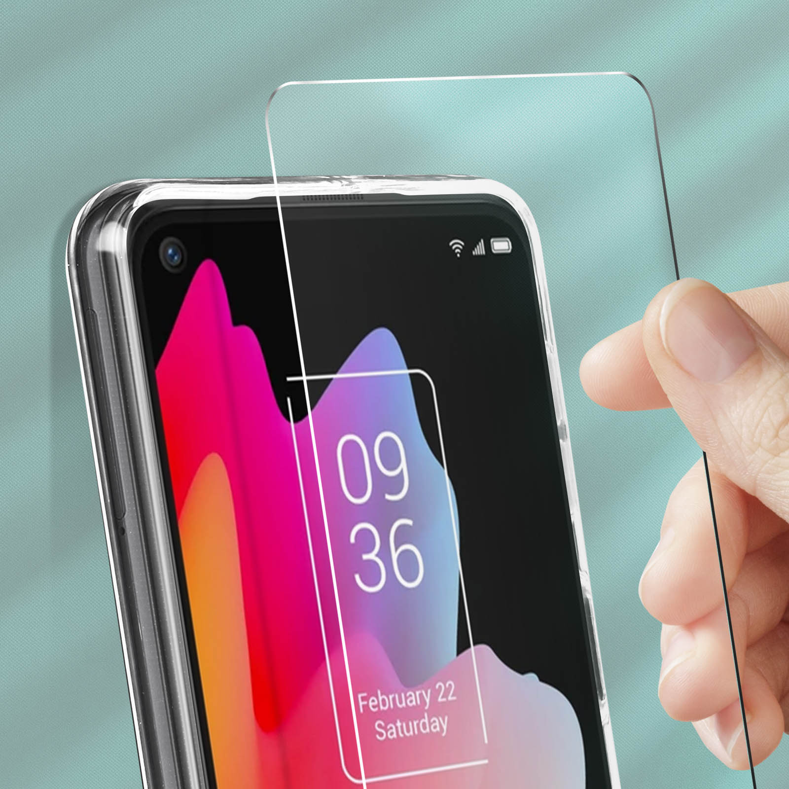 Telefono con protezione schermo in fase di applicazione. Lo schermo mostra l'ora e la data.