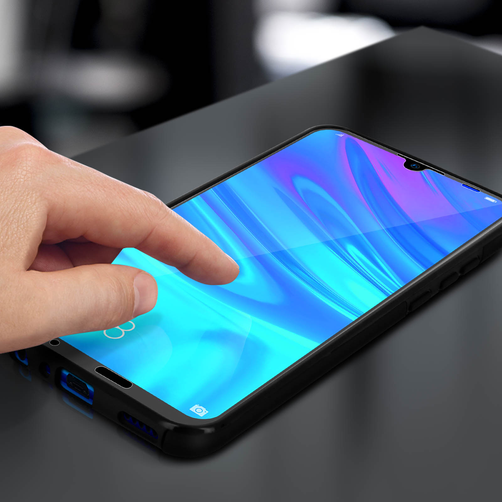 Una mano tocca lo schermo di un telefono. Lo schermo mostra un'immagine astratta, colorata e sfocata.