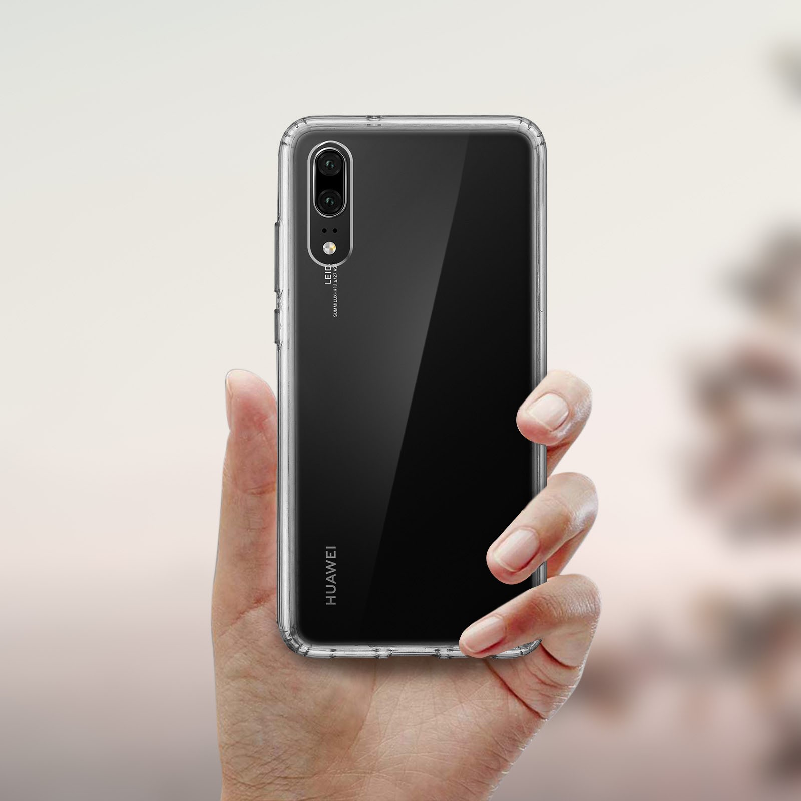 Una mano che tiene una custodia trasparente. Il telefono è nero e lo sfondo è sfocato.