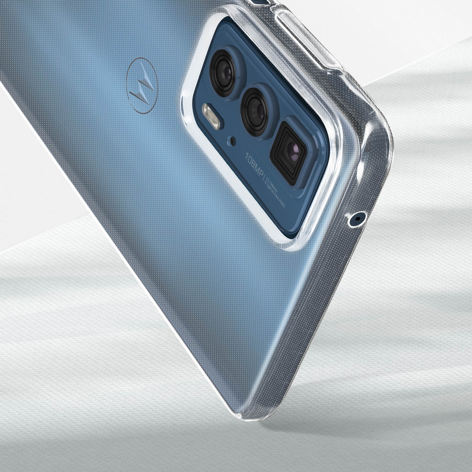 Una custodia trasparente per telefono su un telefono con retro blu. Il telefono è contro una superficie bianca.
