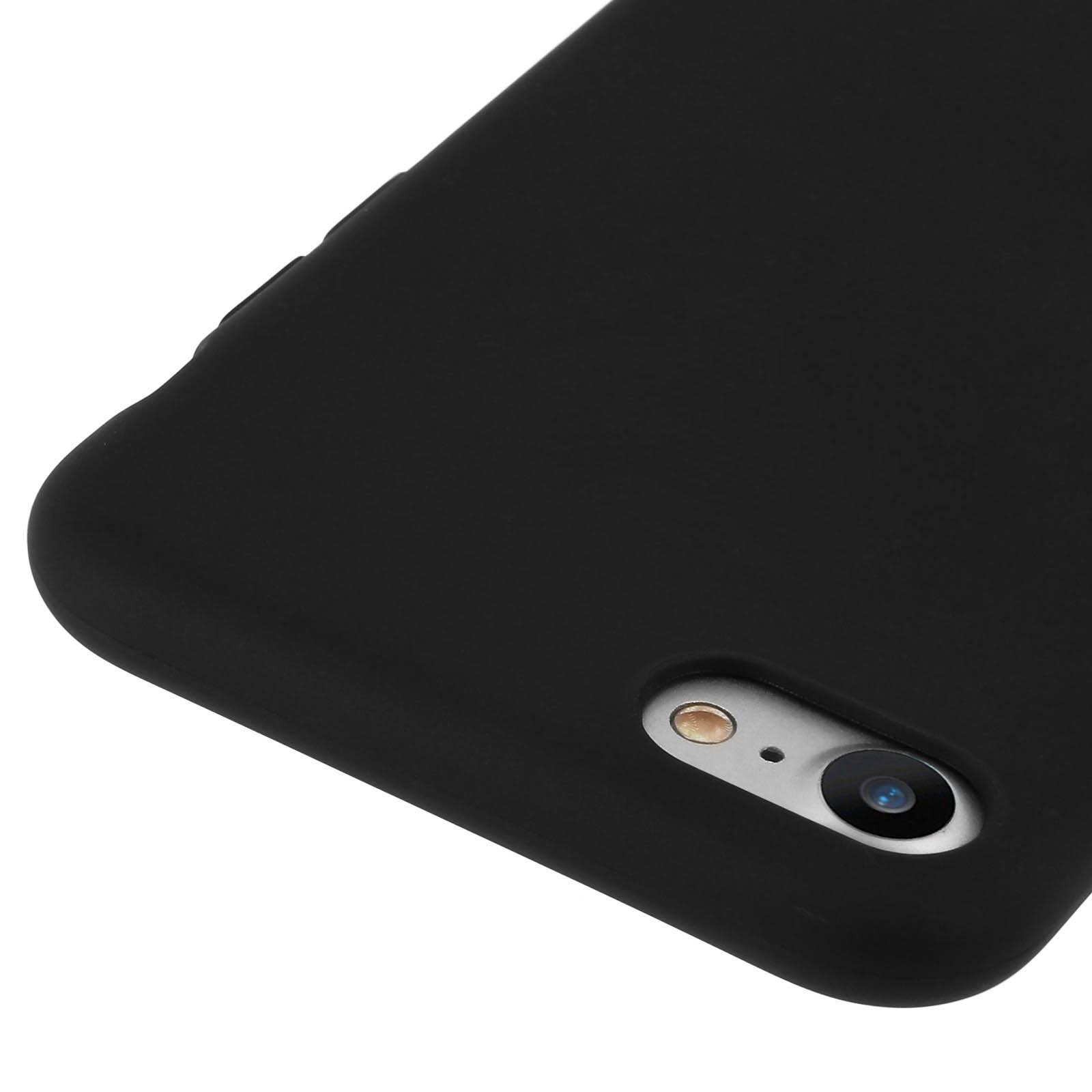 Primo piano di un telefono nero con un'unica lente della fotocamera su sfondo bianco. Il telefono è elegante.