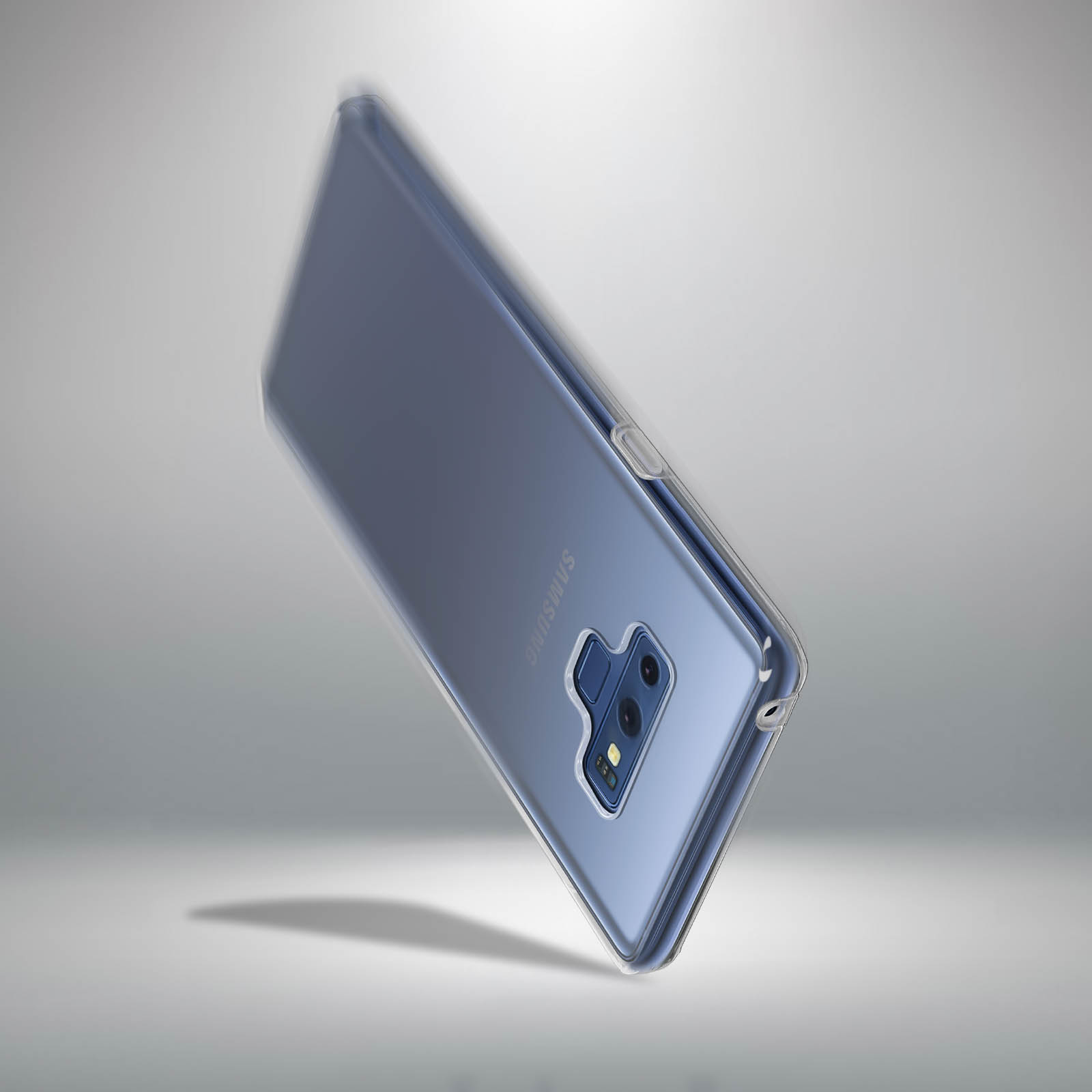 Telefono blu in una custodia trasparente, angolato, con logo Samsung visibile. Ombra sulla superficie.