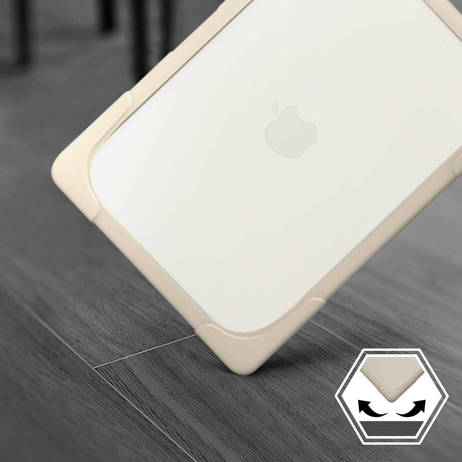 Beige Handyhülle mit Apple-Logo auf Holzoberfläche. Ein Symbol für Schutz befindet sich in der Ecke.