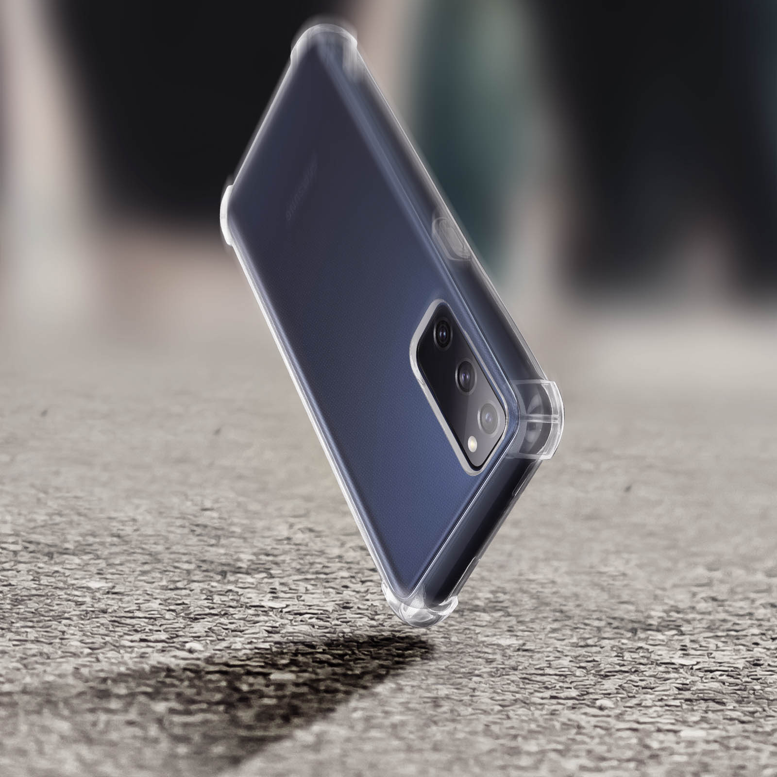 Telefono blu scuro in una custodia trasparente su una superficie strutturata, angolato. La custodia ha un bordo trasparente.