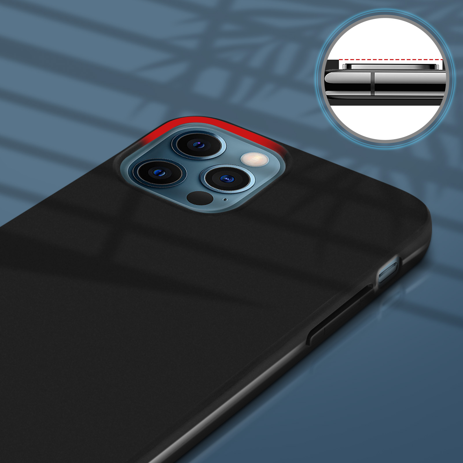 Custodia nera su un telefono con tre fotocamere. Anello rosso attorno all'area della fotocamera. Sfondo blu.