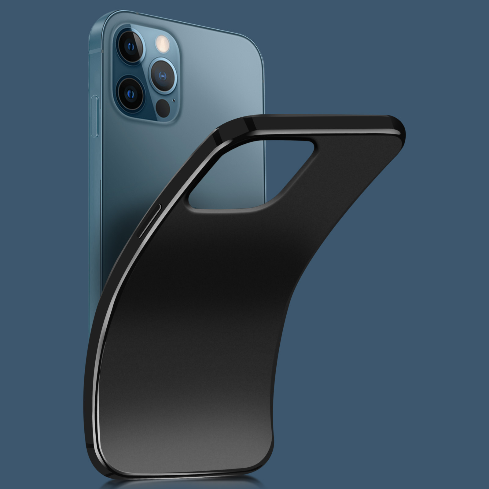 Una custodia nera per telefono è tenuta contro un telefono blu. Lo sfondo è blu.