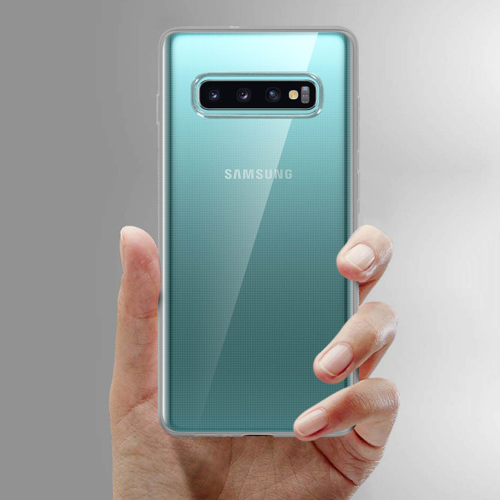 Mano che tiene un telefono con una custodia trasparente. Il telefono è acquamarina con la parola Samsung.