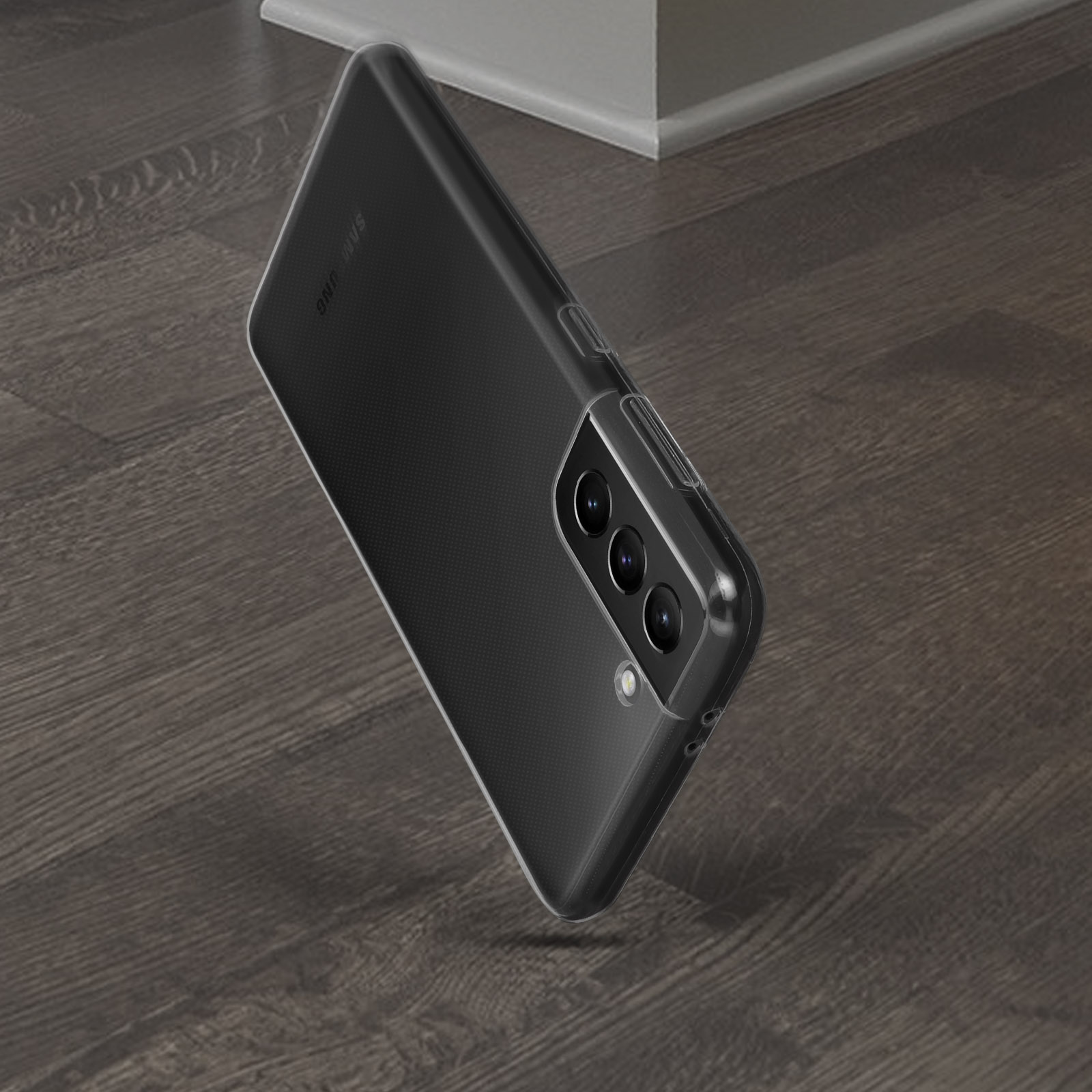 Una custodia trasparente per telefono è angolata su una superficie di legno, mostrando retro e fotocamera.