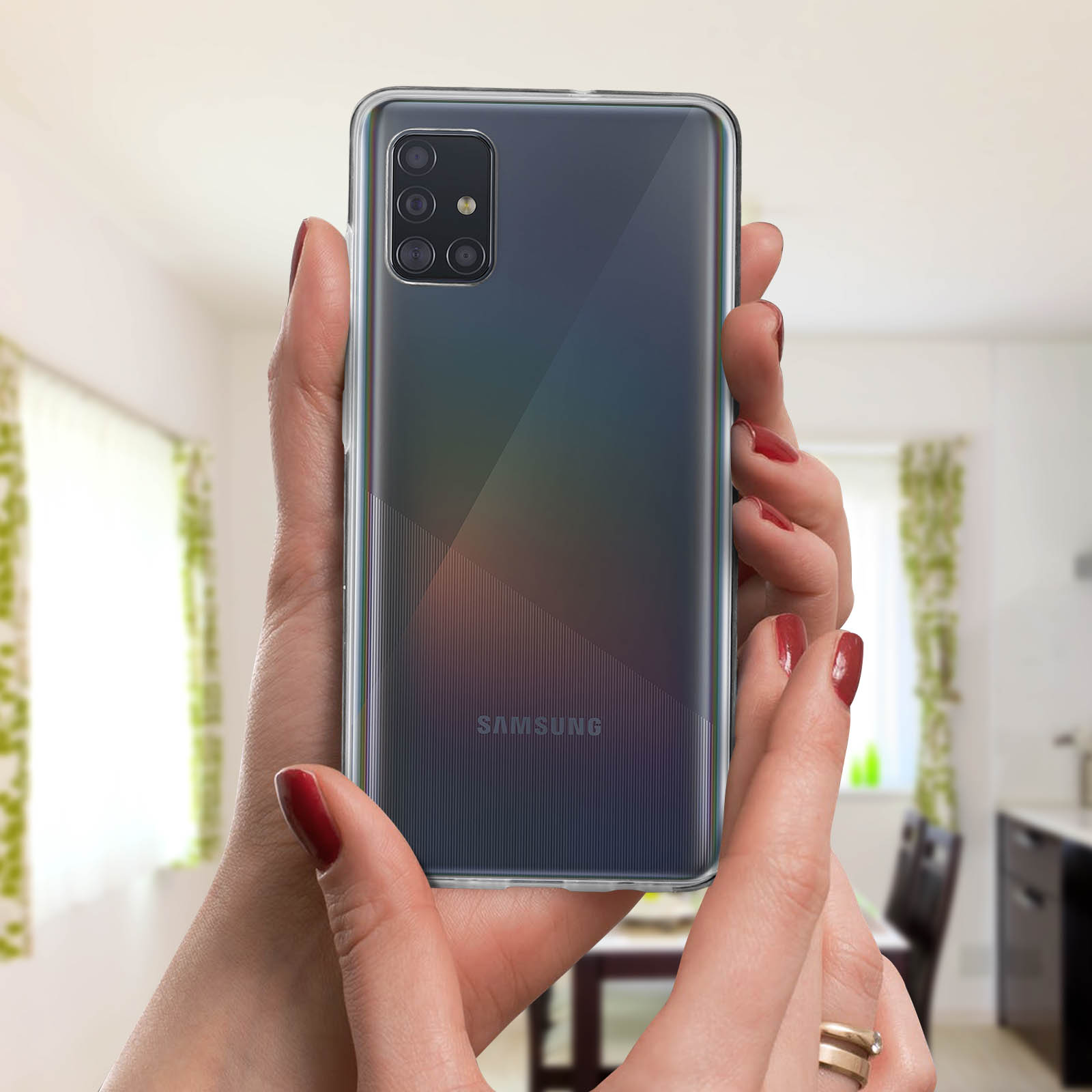 Femme tenant un téléphone dans une coque transparente. Le fond est une pièce.