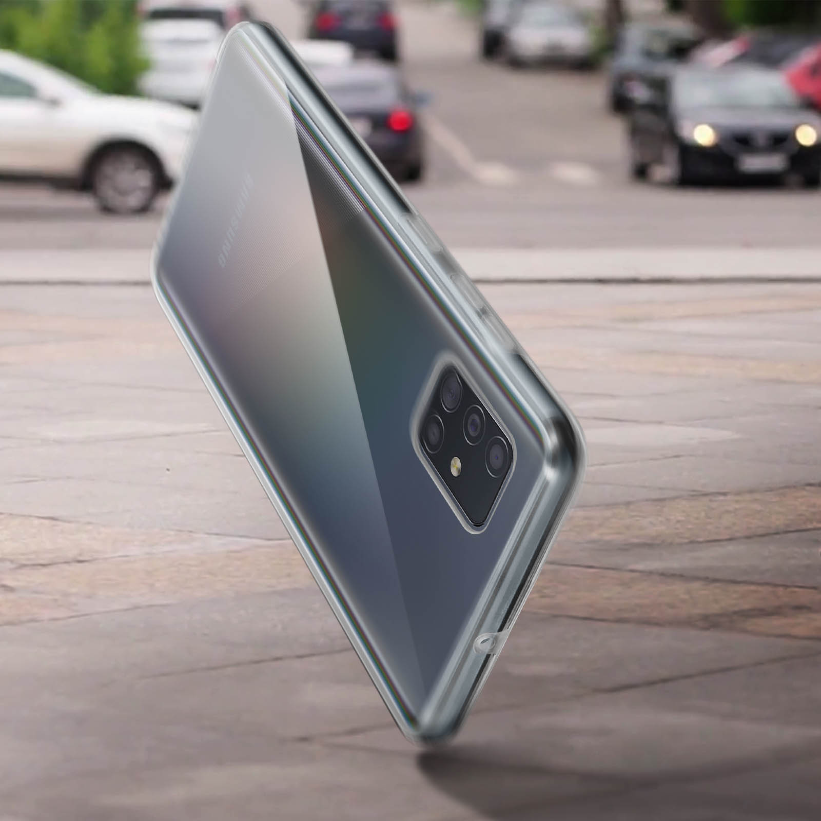 Coque transparente pour téléphone sur fond flou, montrant l'appareil photo.