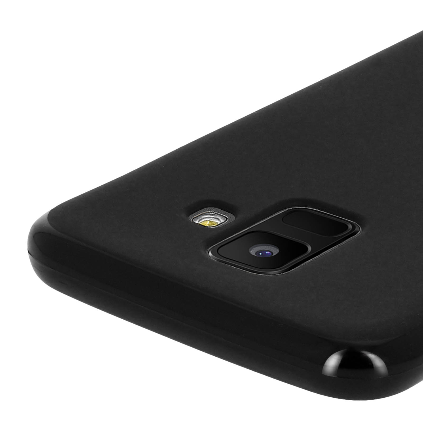 Primo piano di una custodia nera per telefono. Obiettivo della fotocamera visibile. Sfondo bianco.