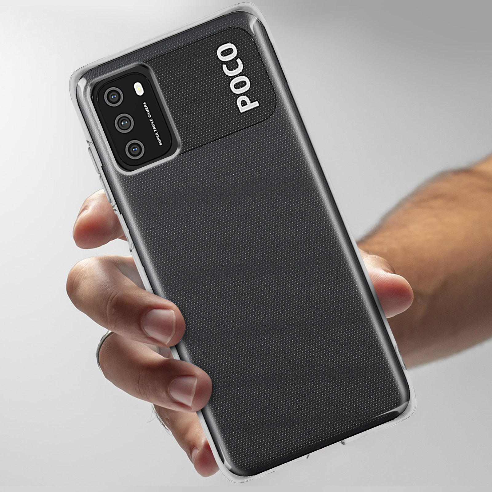 Un telefono in una custodia trasparente tenuto in mano. La custodia ha un pannello nero con la parola POCO.