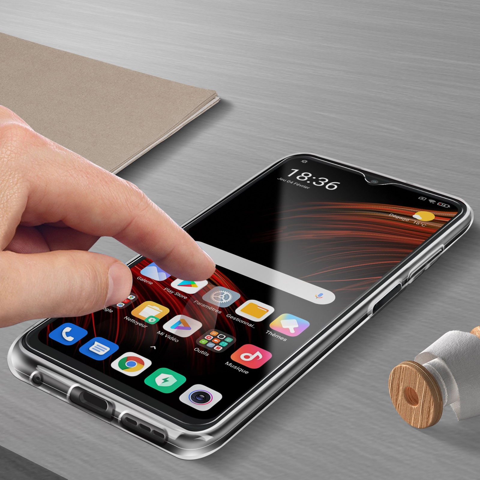 Un dito tocca lo schermo di un telefono con icone.