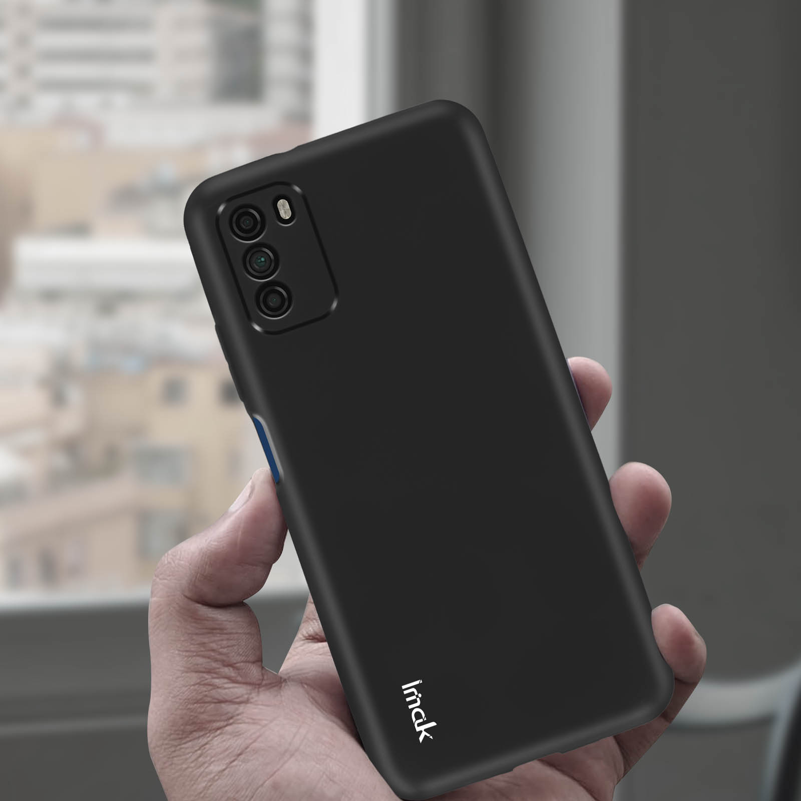 Una mano che tiene una custodia per telefono nera. La custodia ha tre obiettivi della fotocamera nell'angolo in alto a sinistra.
