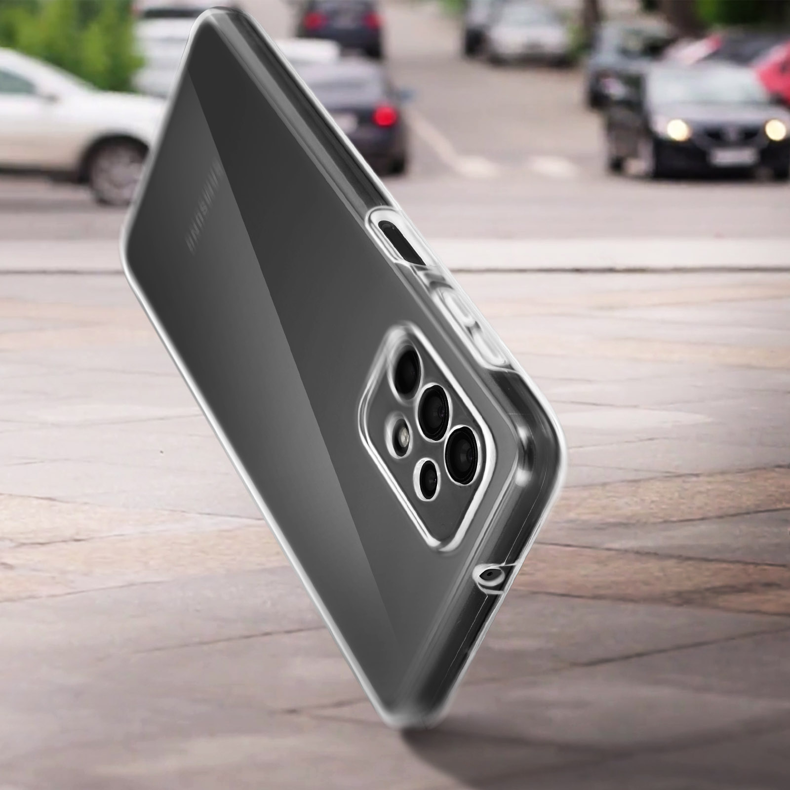 Une coque de téléphone dans la rue avec des voitures en arrière-plan.
