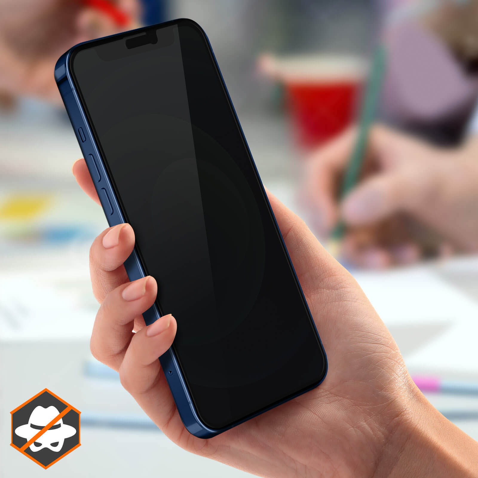 Una mano tiene uno smartphone blu con schermo nero. Sfondo con mani sfocate e una tazza rossa. Logo anti-spyware.