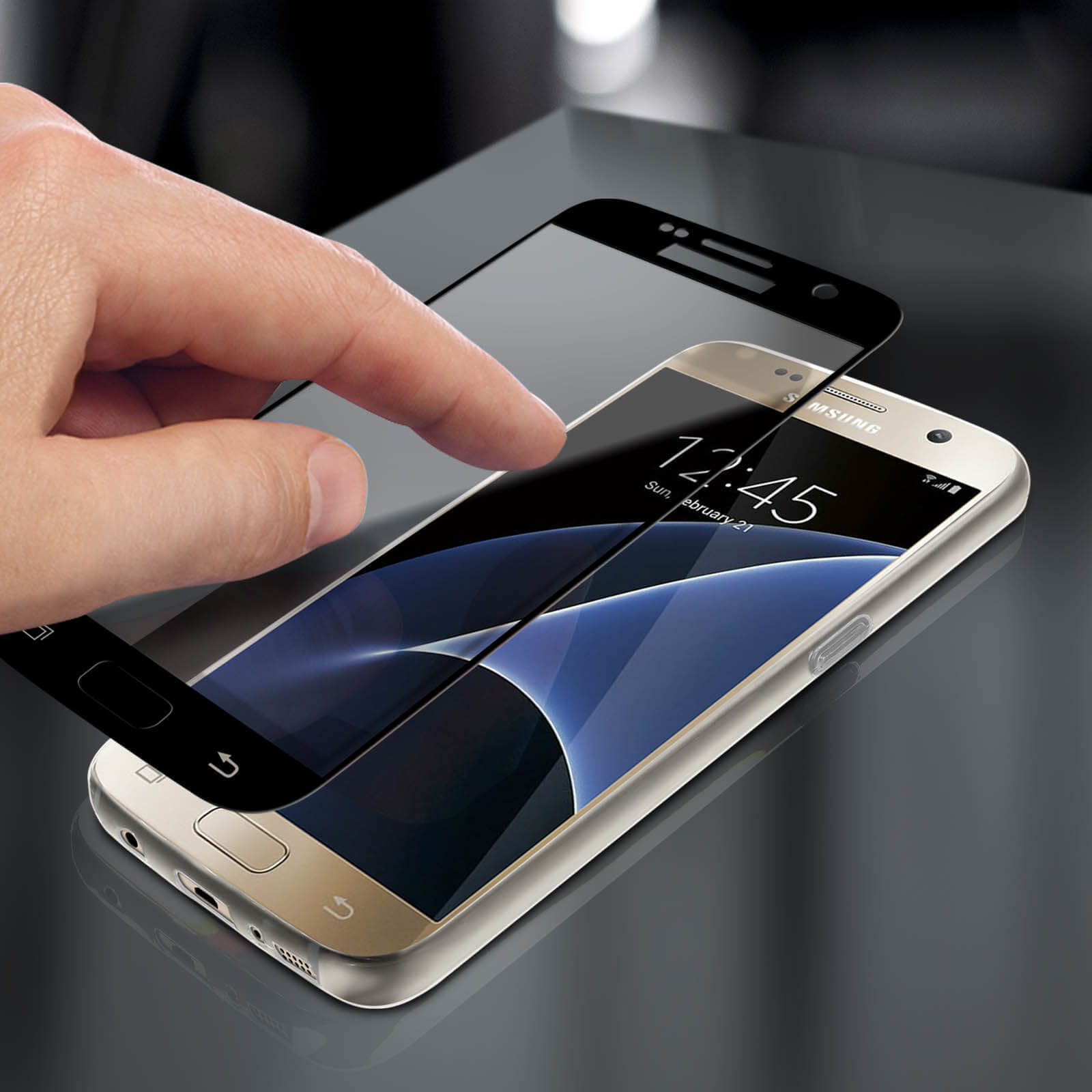 Mano che applica una protezione per lo schermo su un telefono, riflettendo il display del telefono.