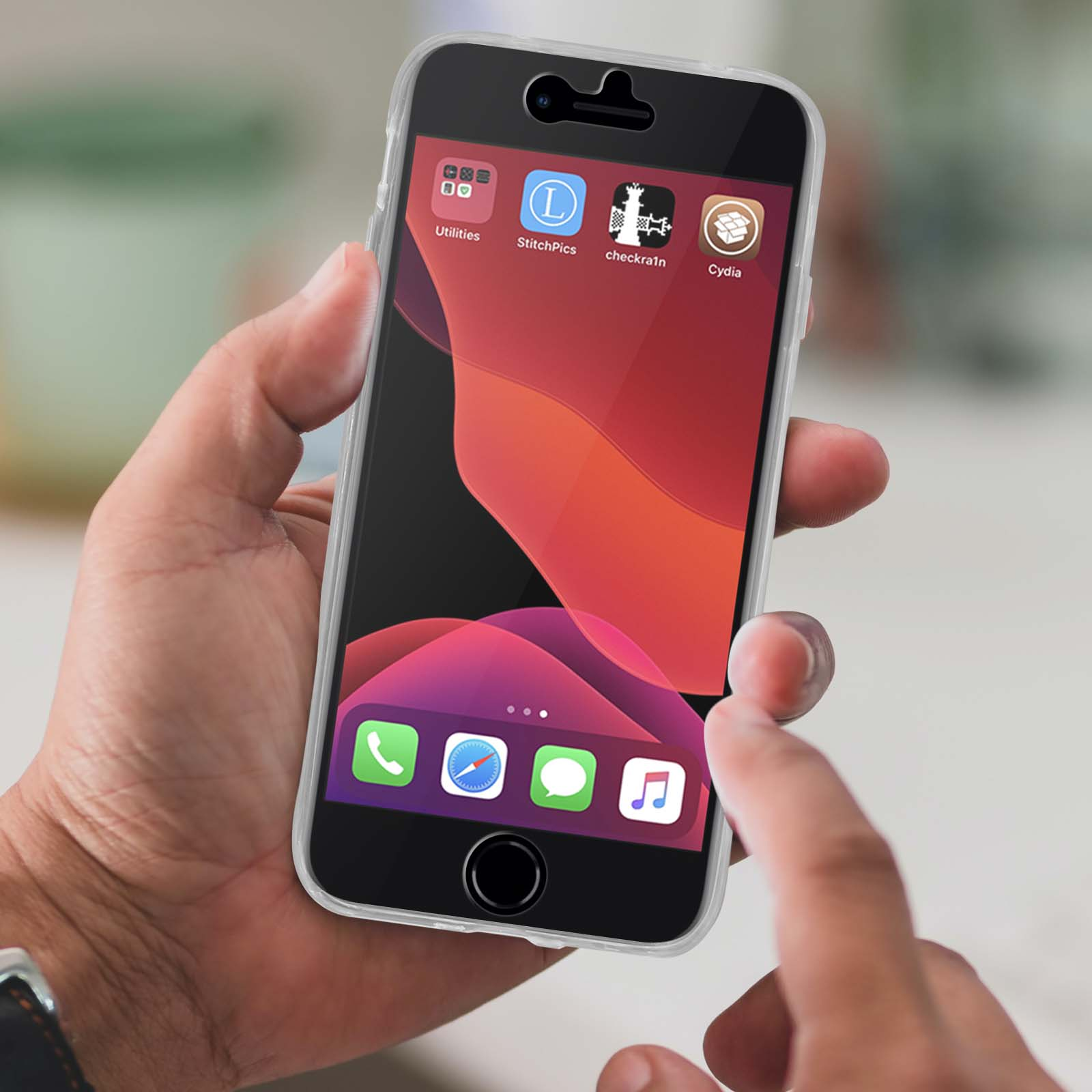 Mano che tiene un telefono con icone sullo schermo, mostrando la parte superiore.