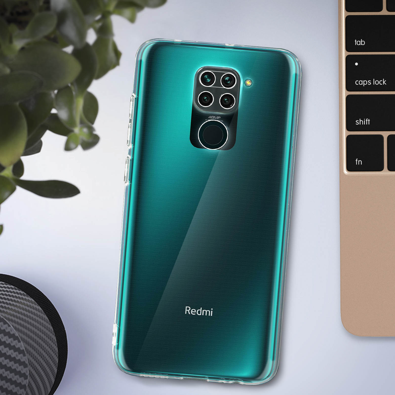 Une coque de téléphone transparente sur un téléphone avec un arrière-plan d'ordinateur portable et une plante.
