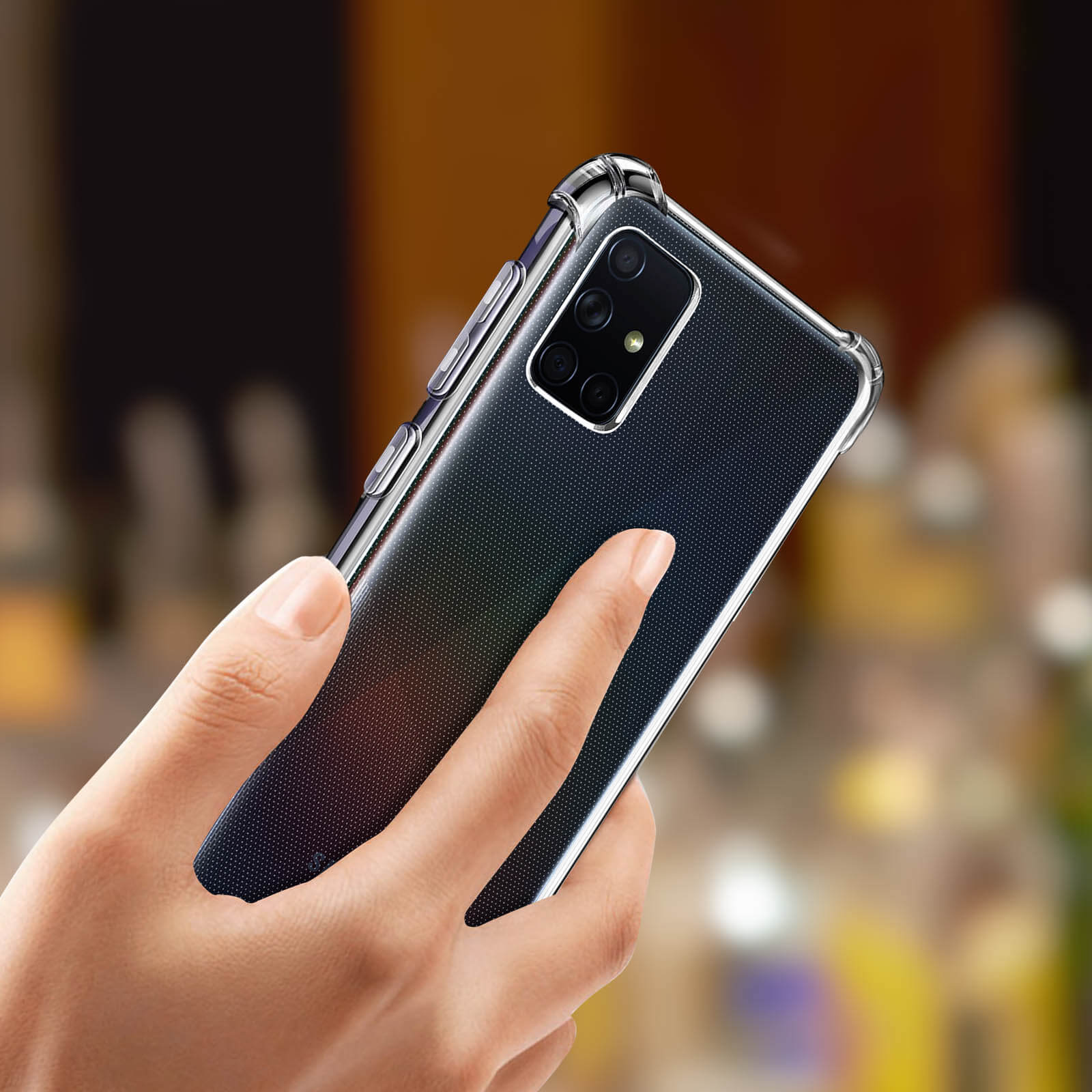 Una persona che tiene un telefono con una custodia trasparente. Il telefono è nero e la custodia è trasparente.