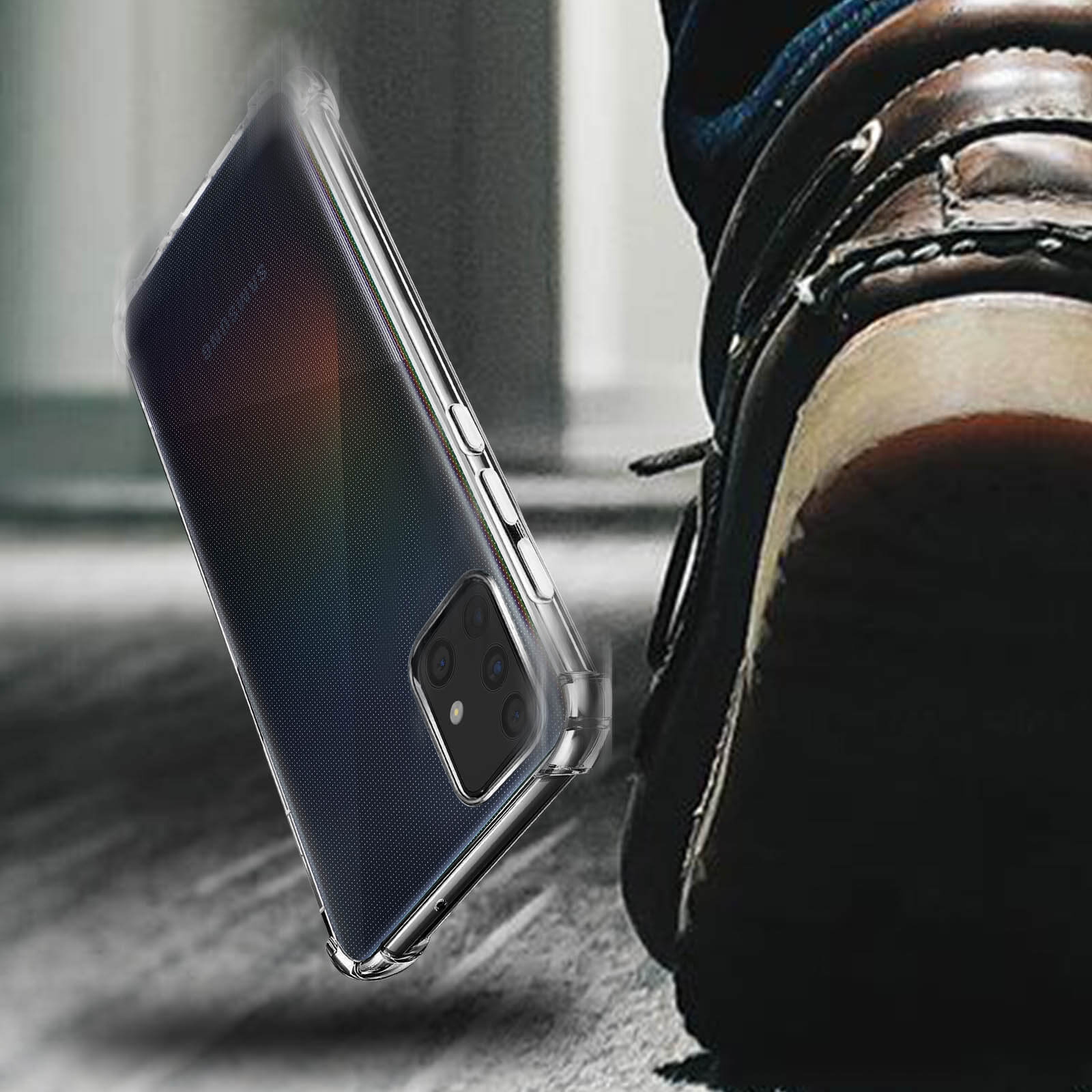 Una custodia trasparente per telefono su un telefono nero, con una scarpa sullo sfondo.