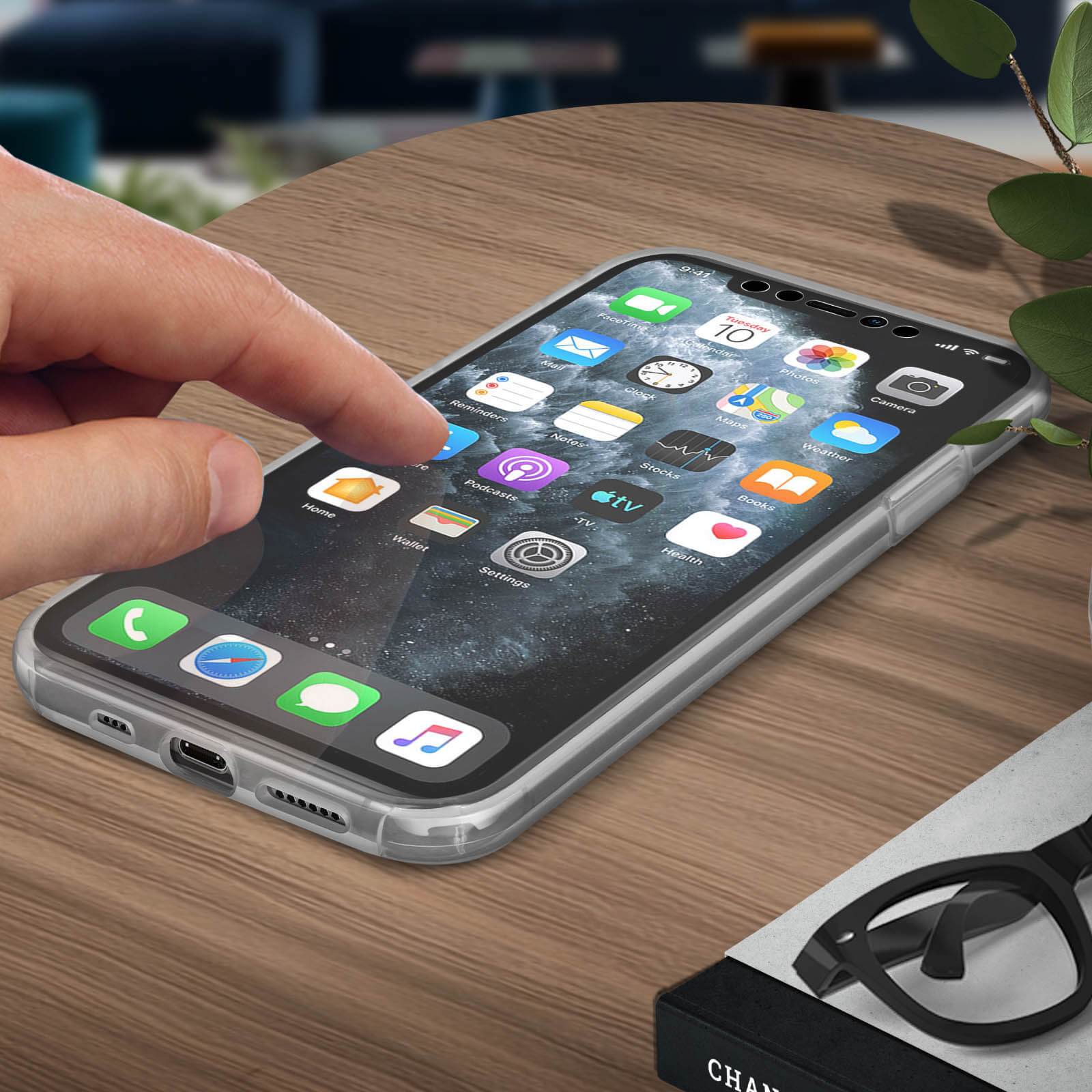 Een hand die een telefoonscherm aanraakt met verschillende app-iconen.