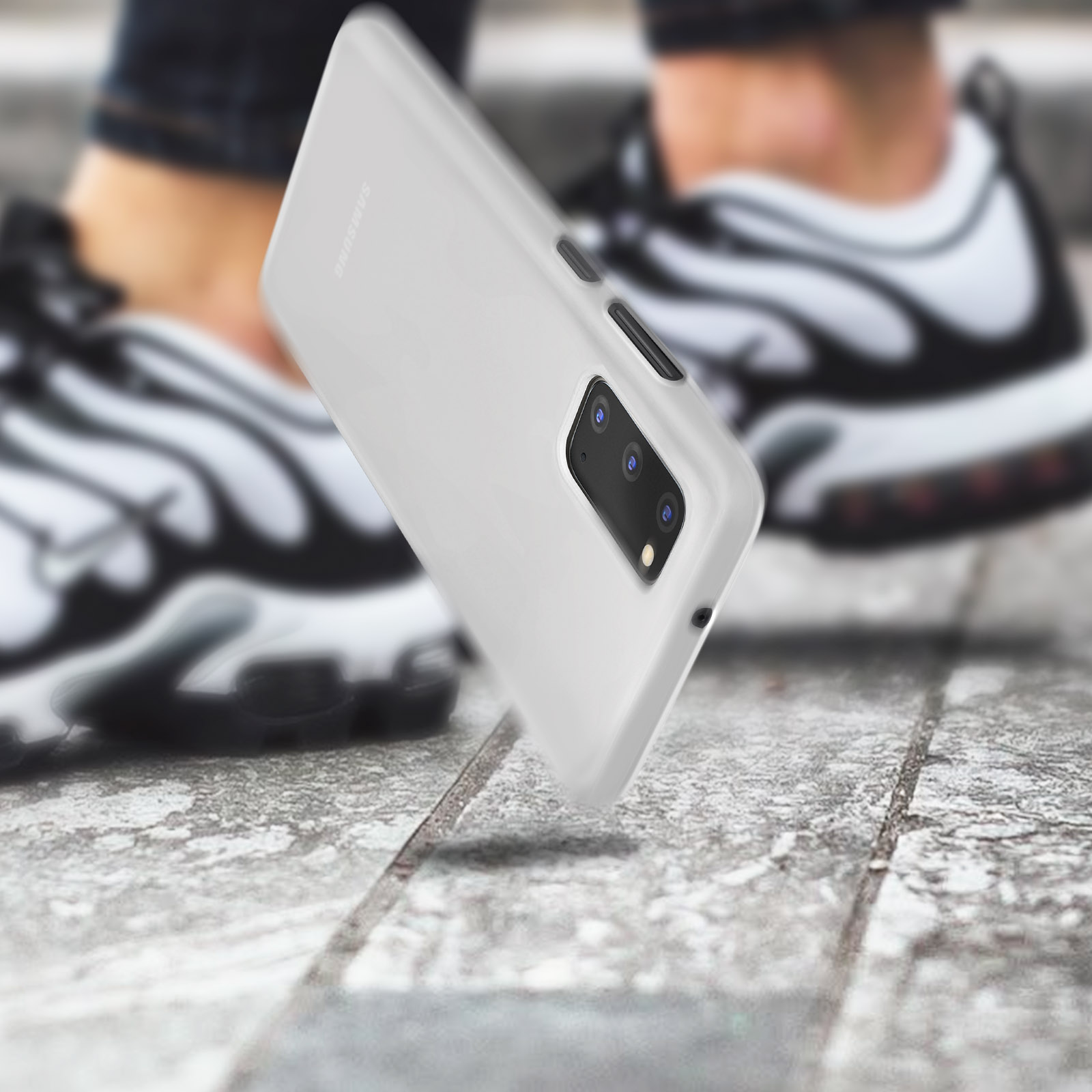 Coque de téléphone blanche tombant sur une surface texturée, fond flou.