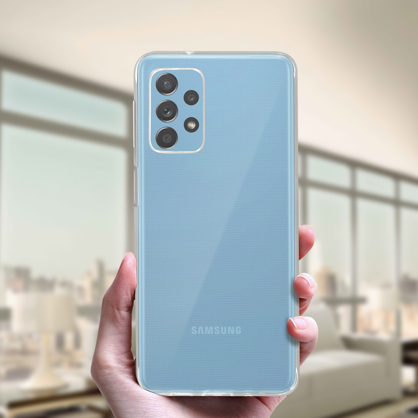 Una mano che tiene un telefono in una custodia trasparente. Il telefono è azzurro.