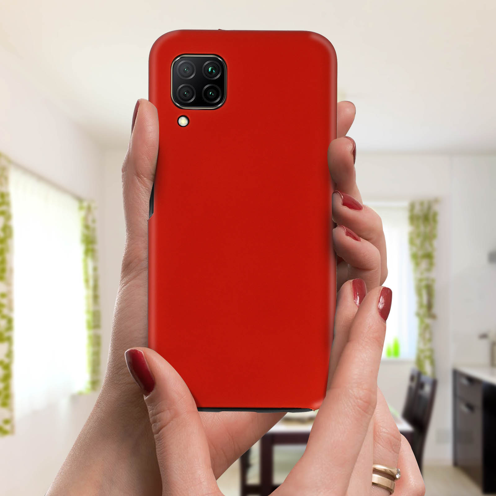 Une coque de téléphone rouge avec un téléphone à l'intérieur. Le téléphone est tenu par des mains.