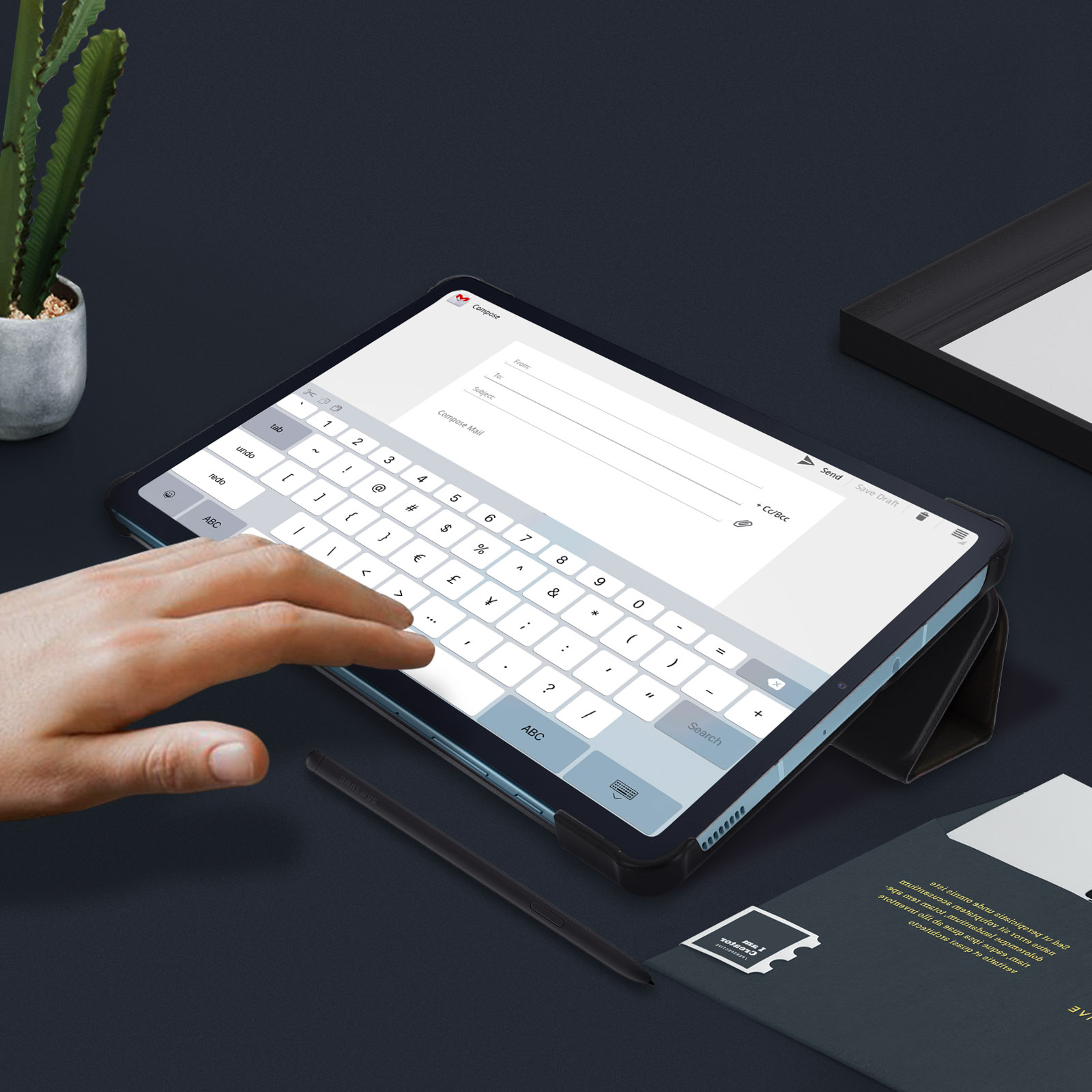 Un tablet con uno schermo a tastiera. Una mano tocca lo schermo con una penna.