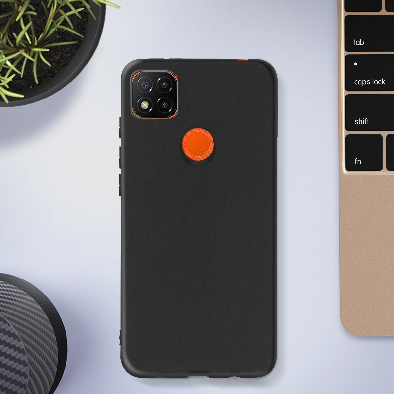 Custodia nera per telefono su un tavolo bianco. La custodia ha un rilievo quadrato per la fotocamera e un cerchio arancione.